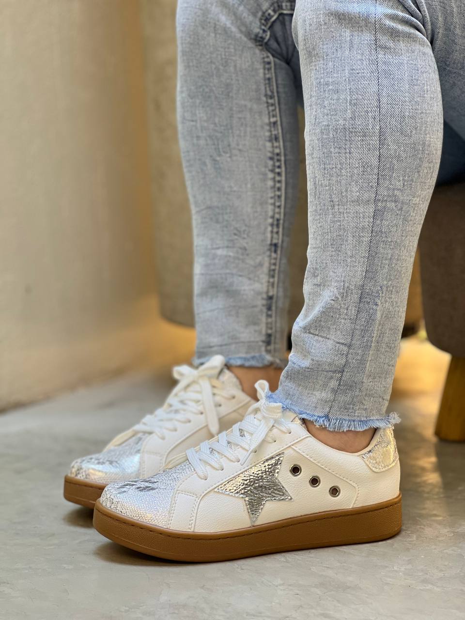 Tenis deportivoscon detalles metálicos D893 para mujer | Maraldo