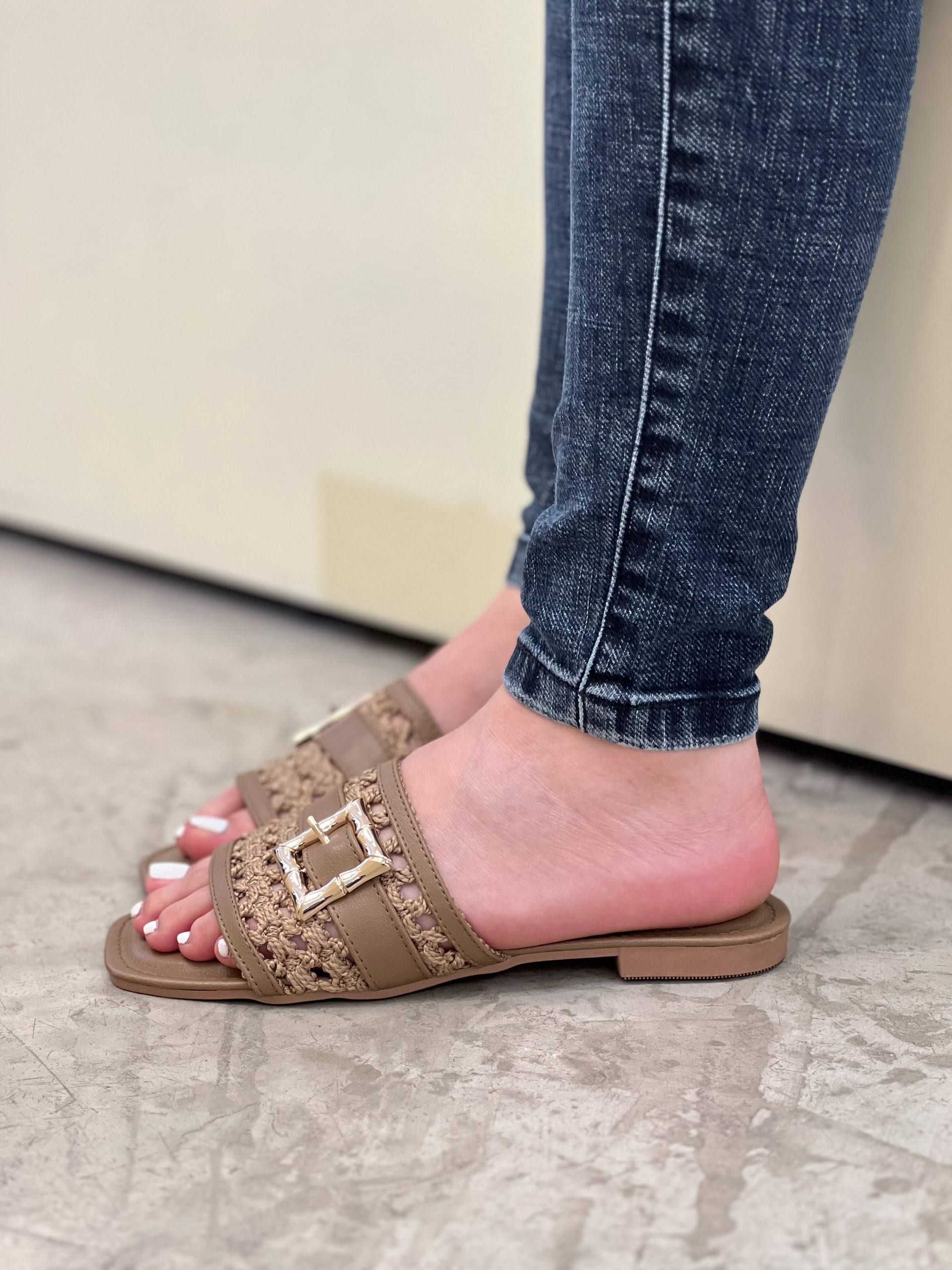Sandalias planas de nueva colección | P1573