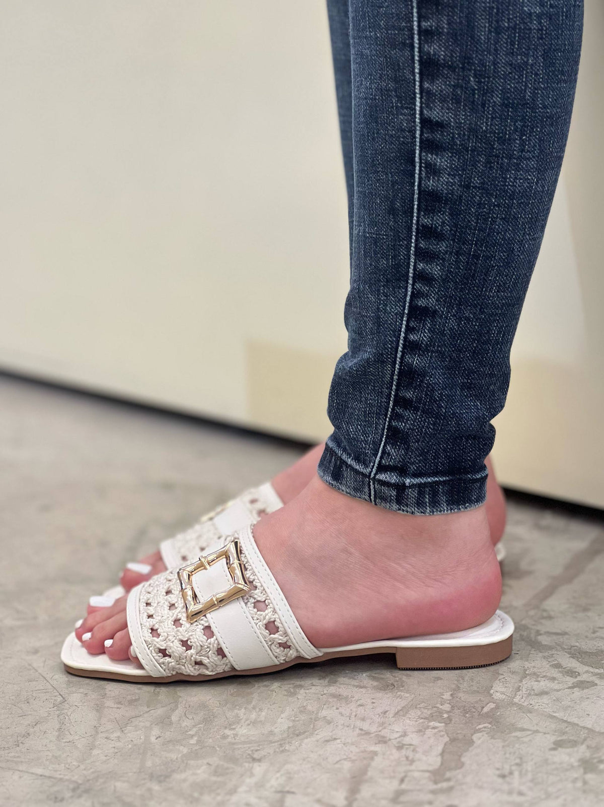 Sandalias planas de nueva colección | P1573