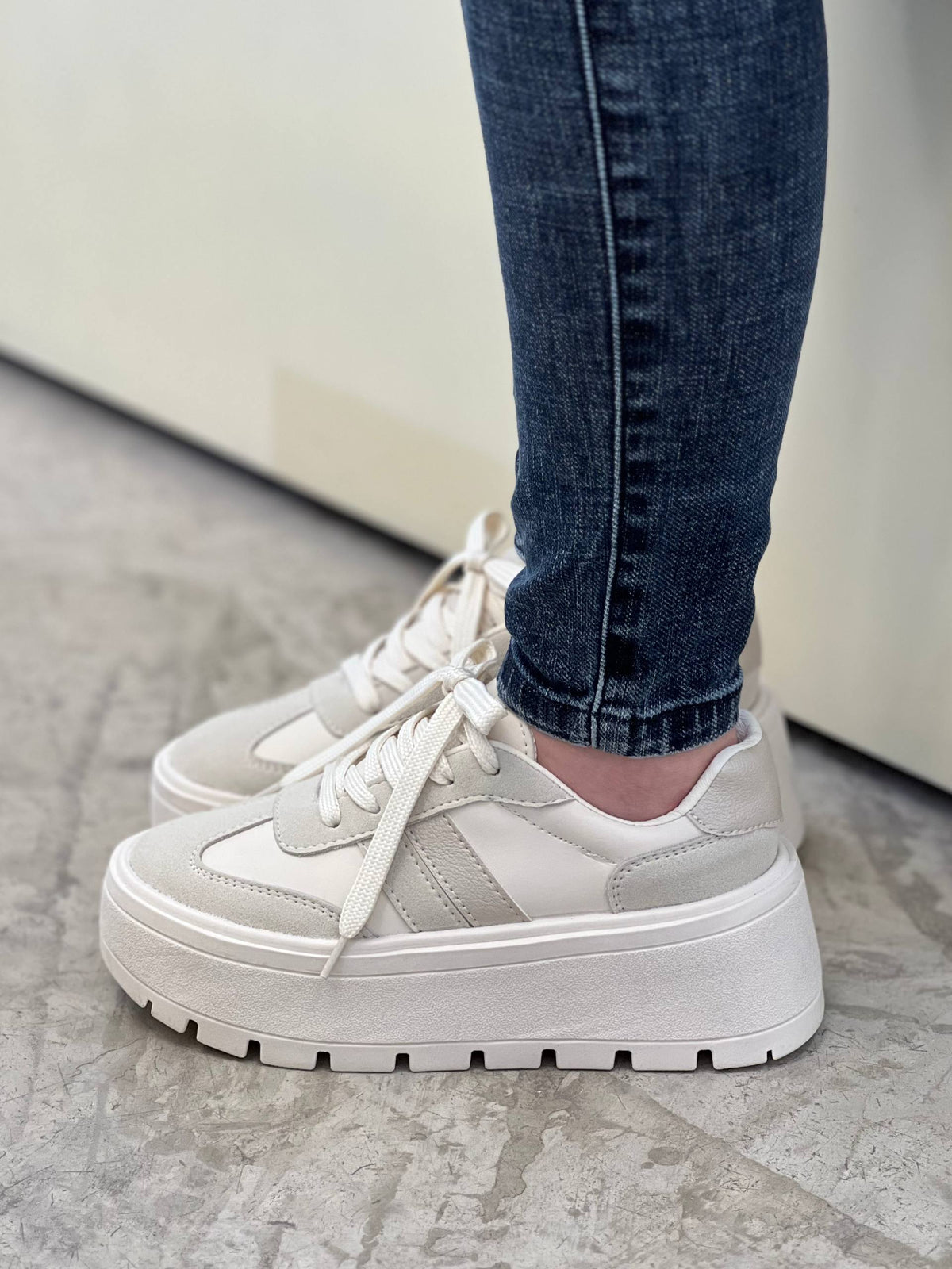 Tenis suela alta D916