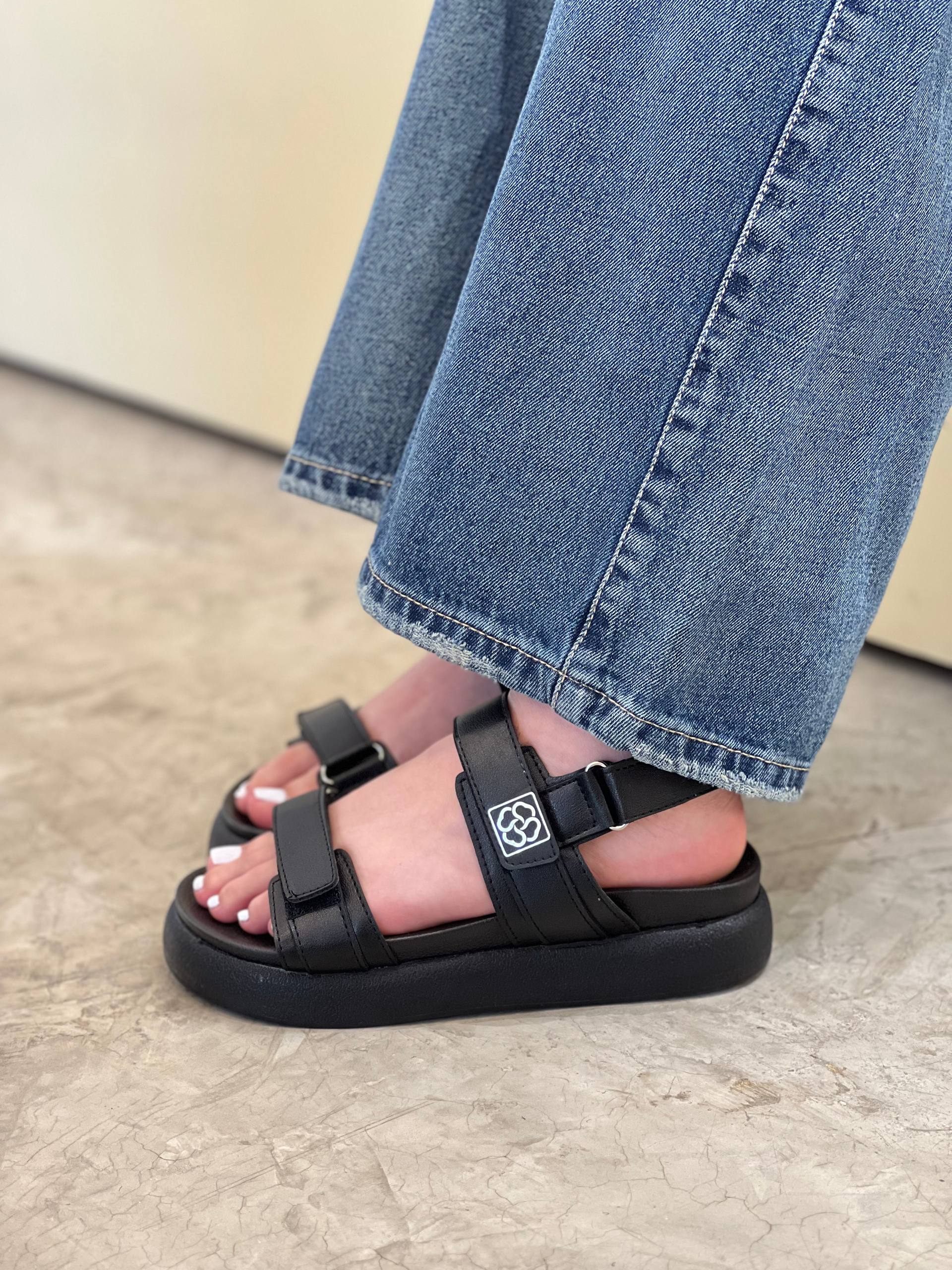 Sandalias negras tipo sport con velcro y plataforma cómoda - MB87