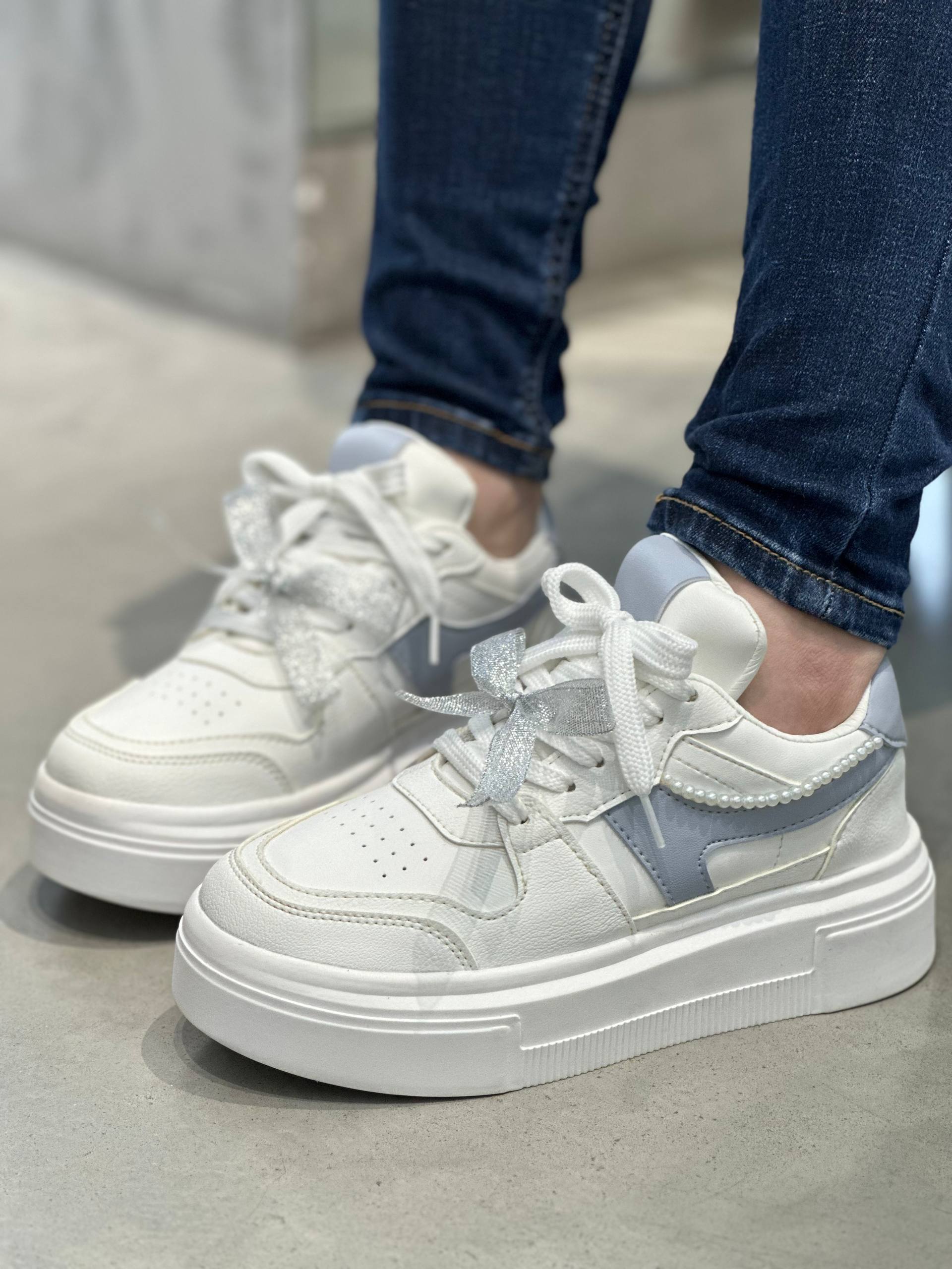 Tenis para mujer con detalle de perla D883 | Maraldo