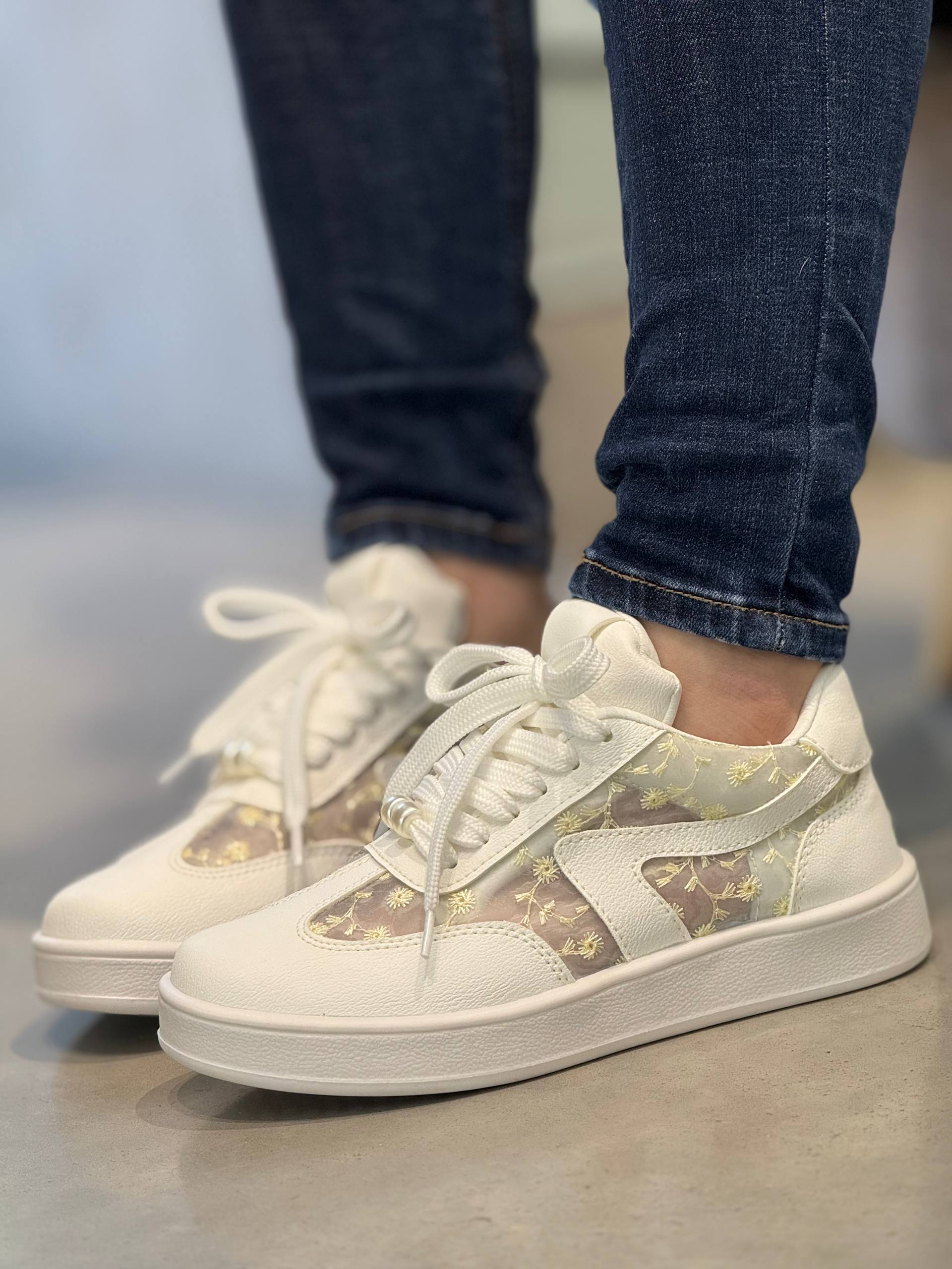 Tenis Marfil con Detalle Floral - D881