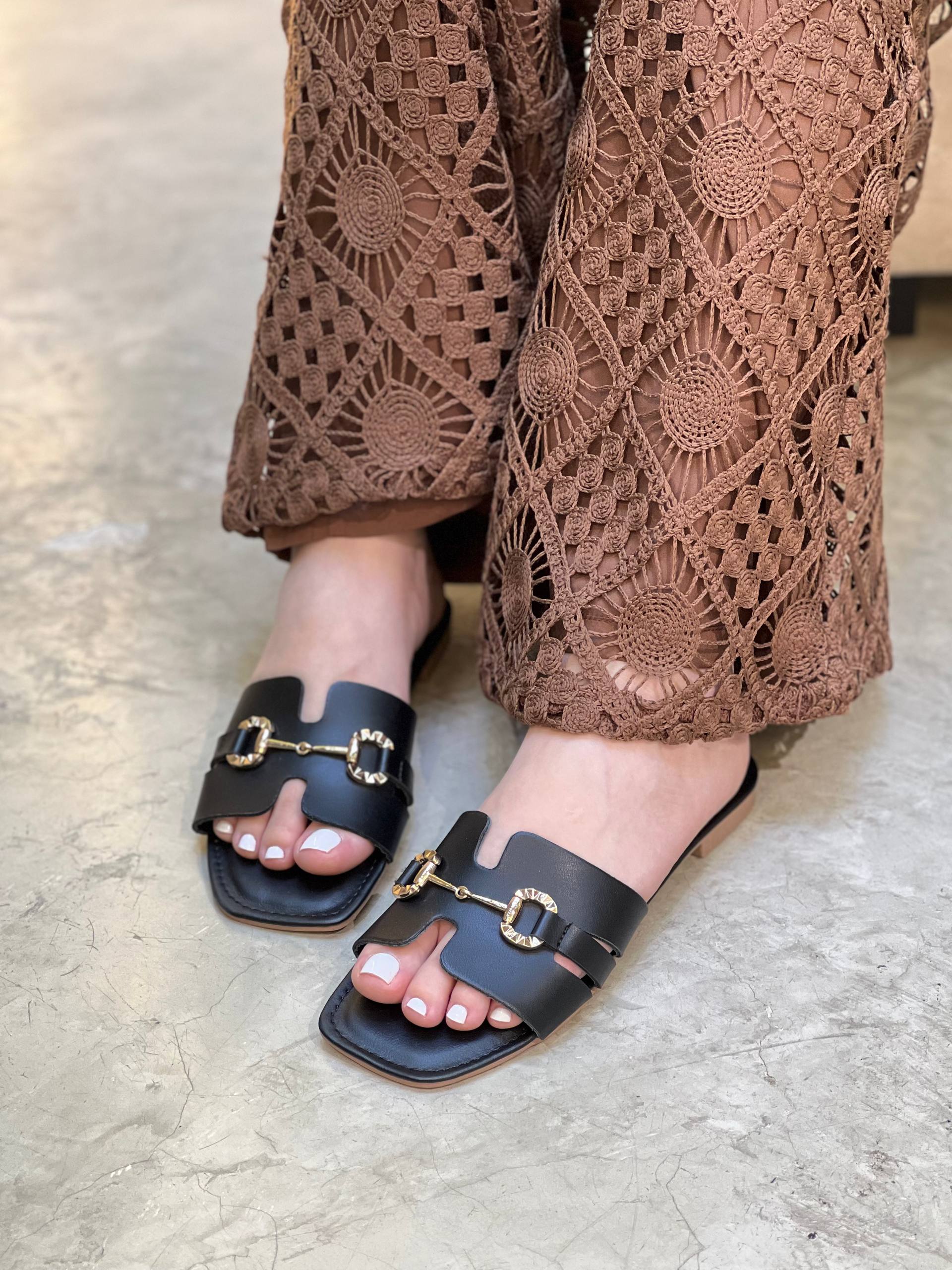 Sandalias planas elegantes para mujer con hebilla decorativa | P1565