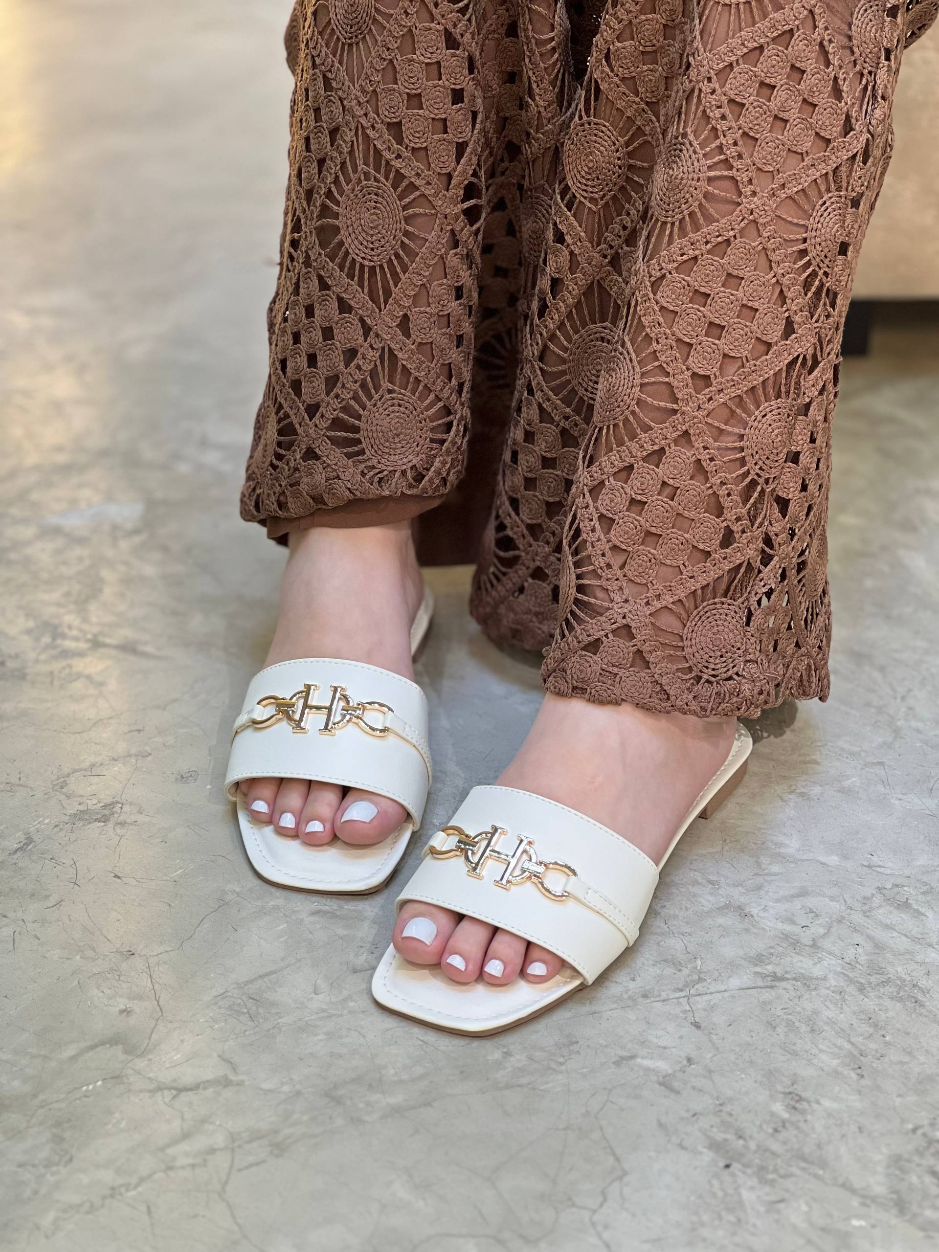 Sandalias planas elegantes para mujer con herraje metálico | P1568