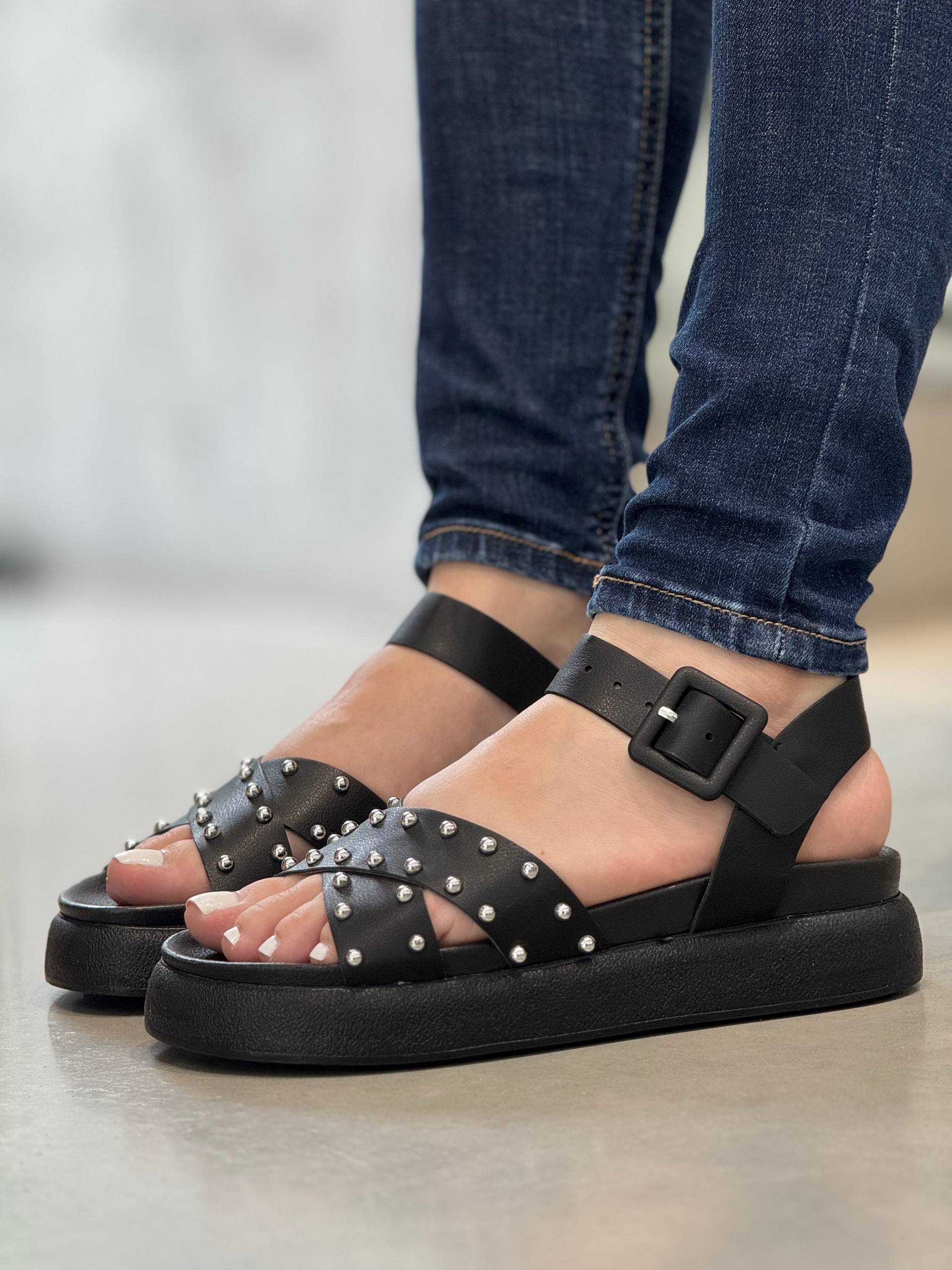 Sandalias blanca con plataforma y tiras con taches - MB99