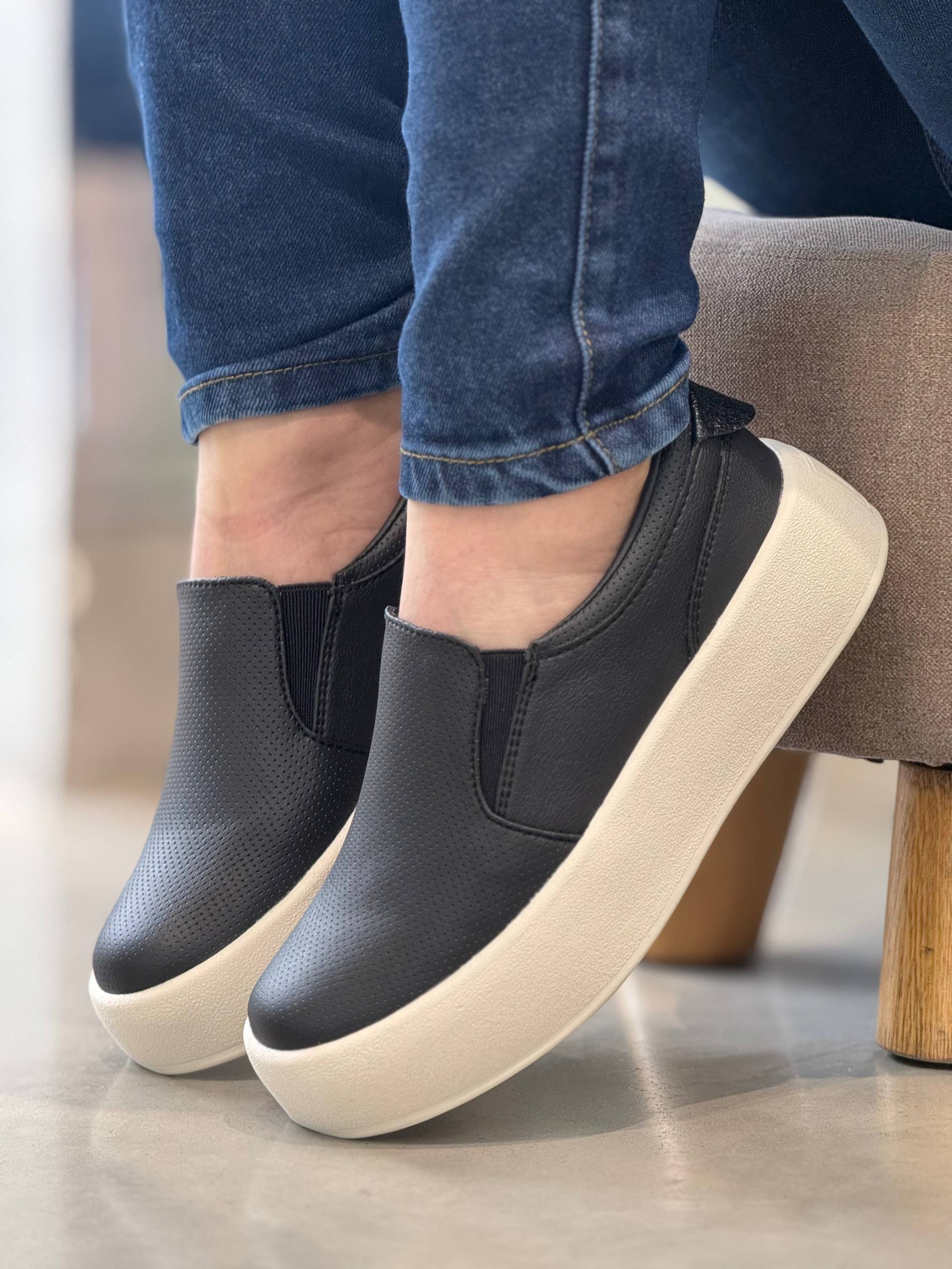 Tenis negros con plataforma blanca y diseño Slip-on - D885