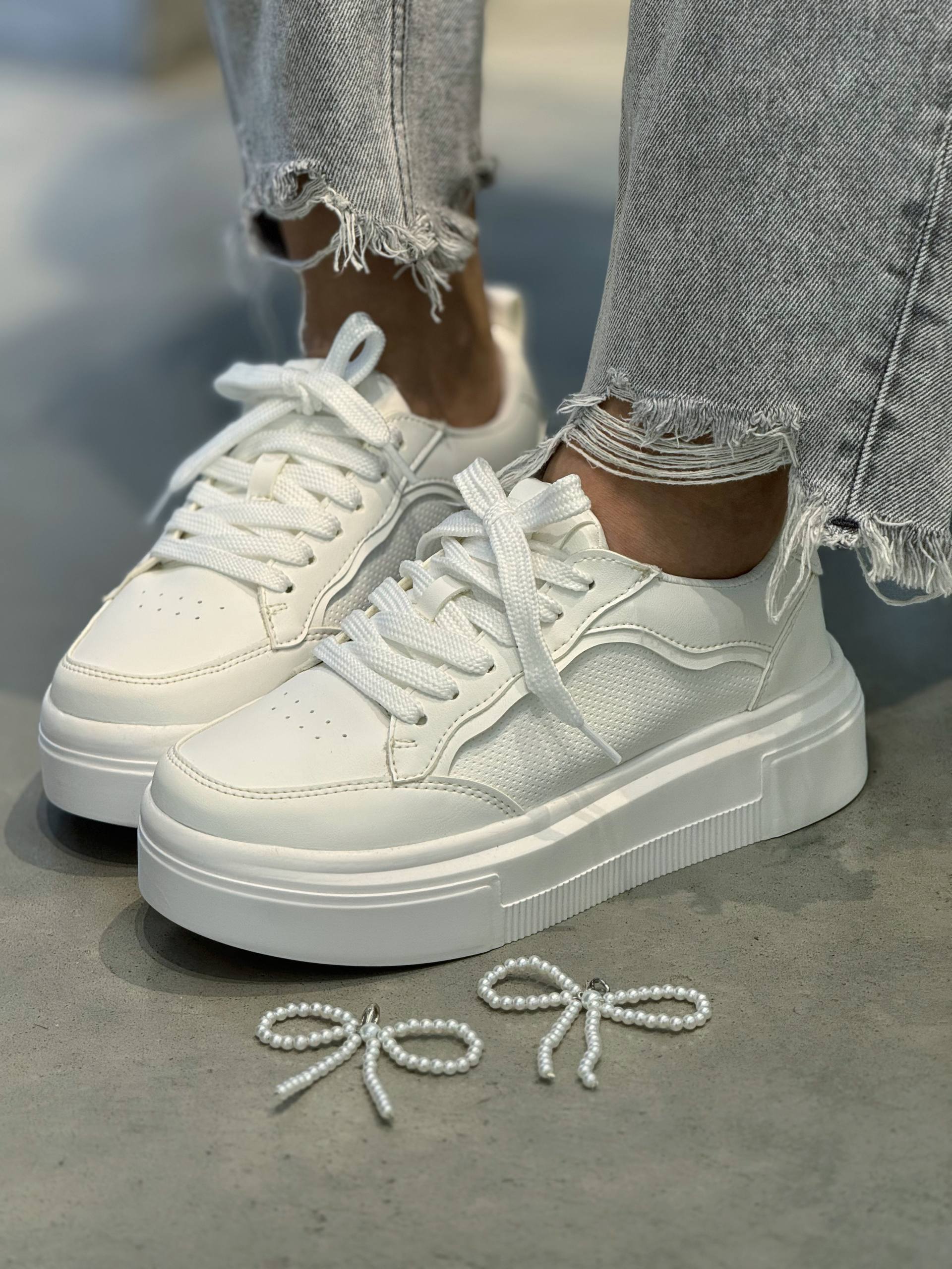 Tenis blancos con corbata de perlas D882 para mujer | MARALDO