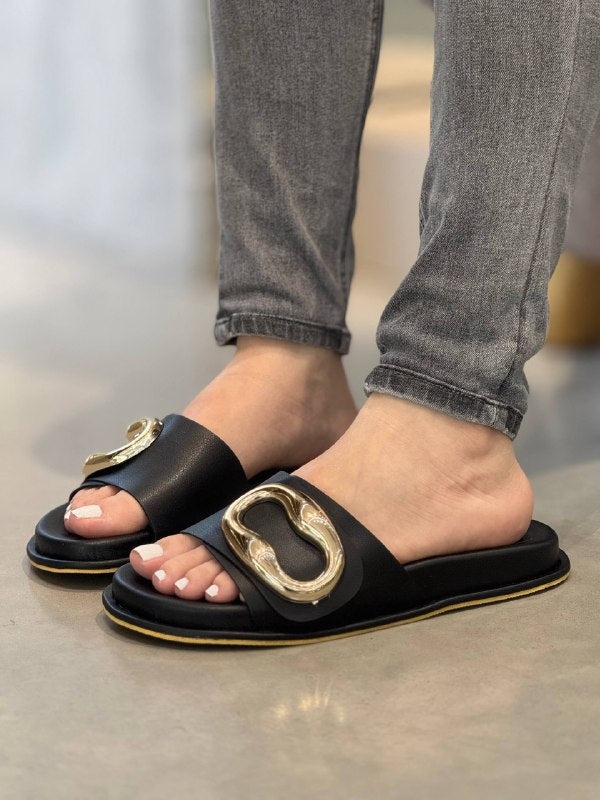 Sandalia Negra con Aplique Dorado – SELENE MB100
