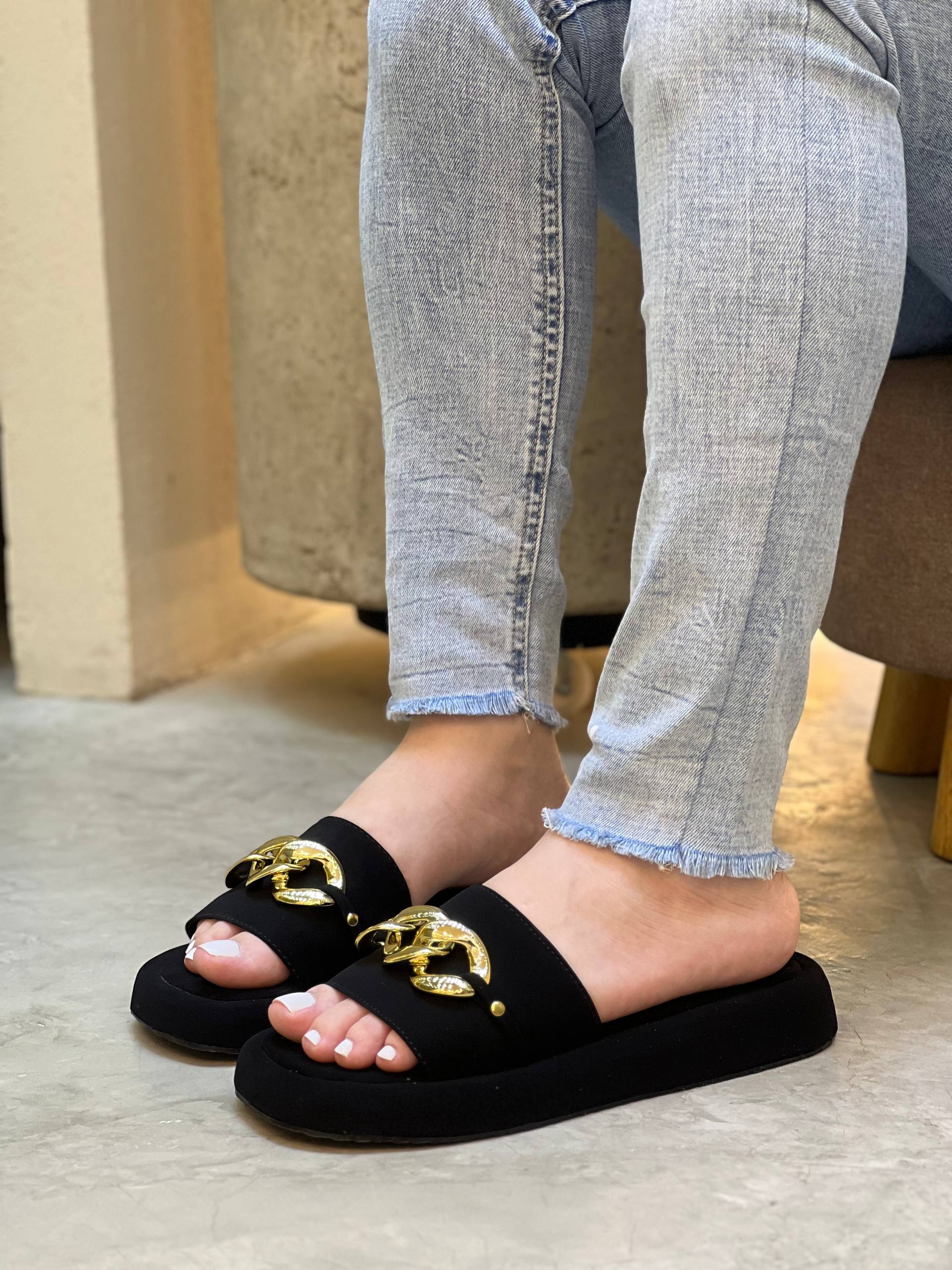 Sandalias con cadena dorada y plataforma cómoda SB04 | Maraldo