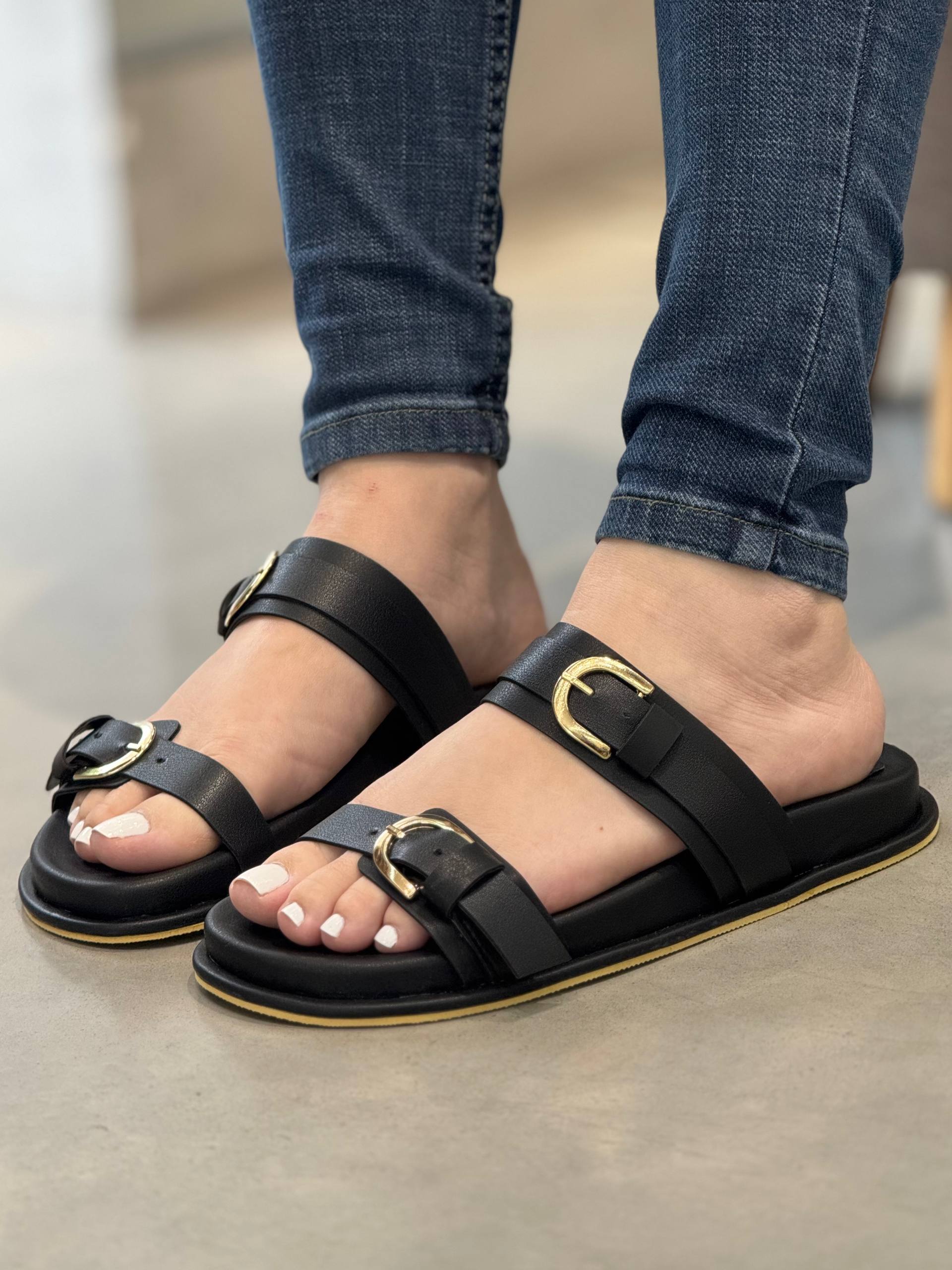 Sandalias Negras con Hebilla Dorada ✨ - MB101