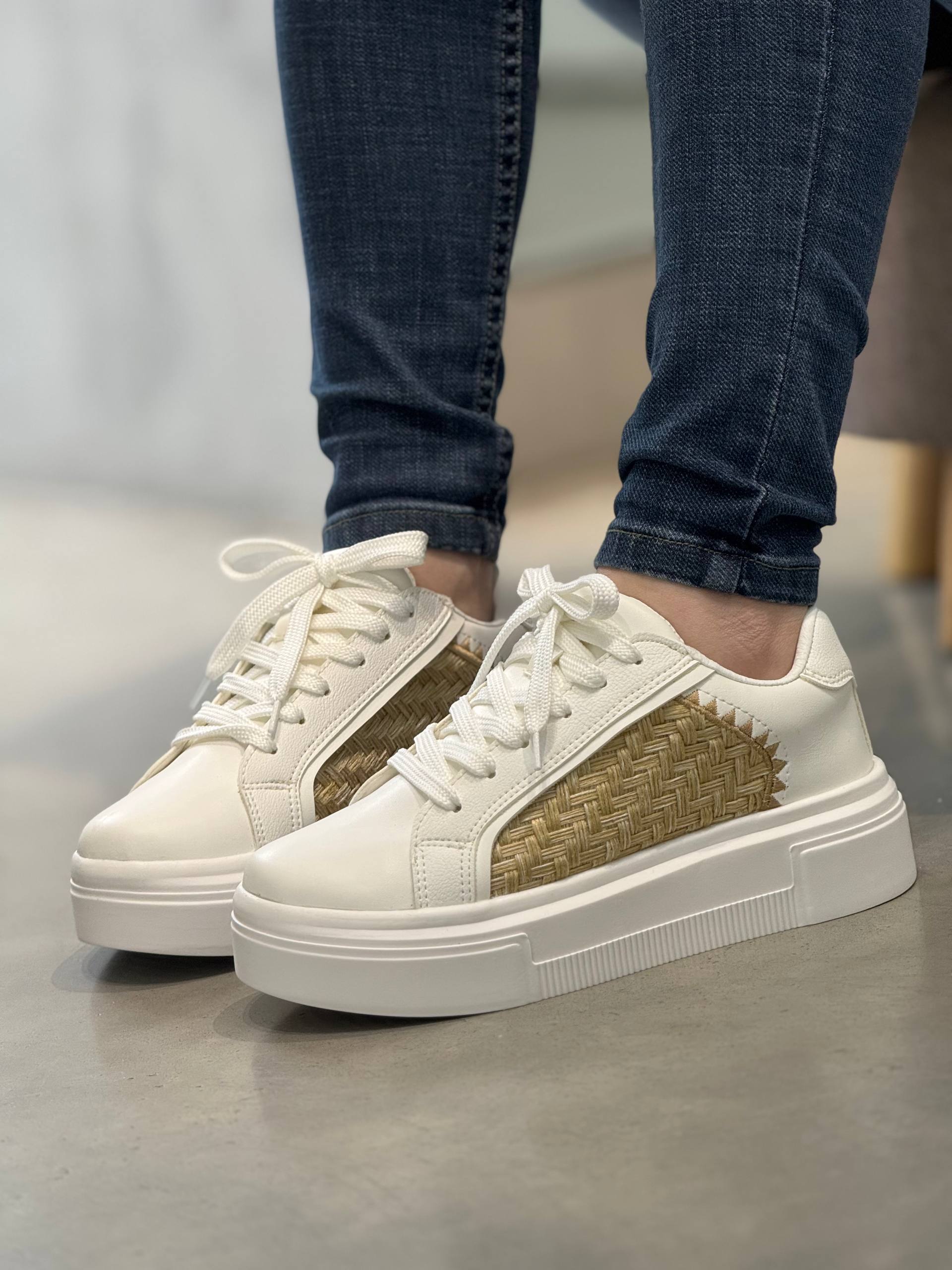 Tenis Blancos con Detalle Tejido – D887
