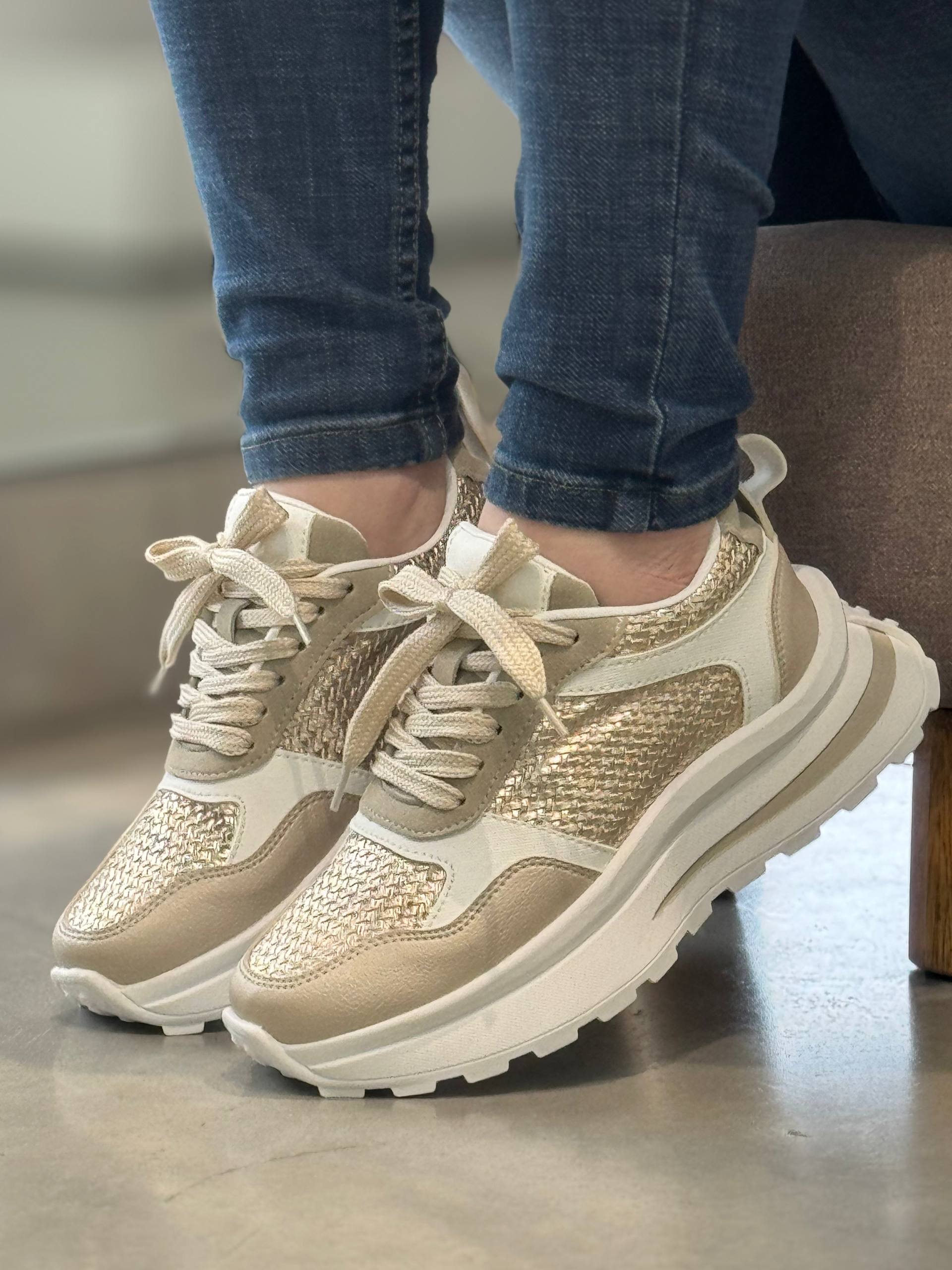 Casual Outfit Tenis Dorados Mujer Casual Outfit Con Tenis Rojos