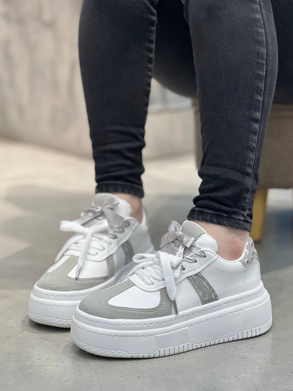 Tenis Marfil con Detalles Plata  – D877