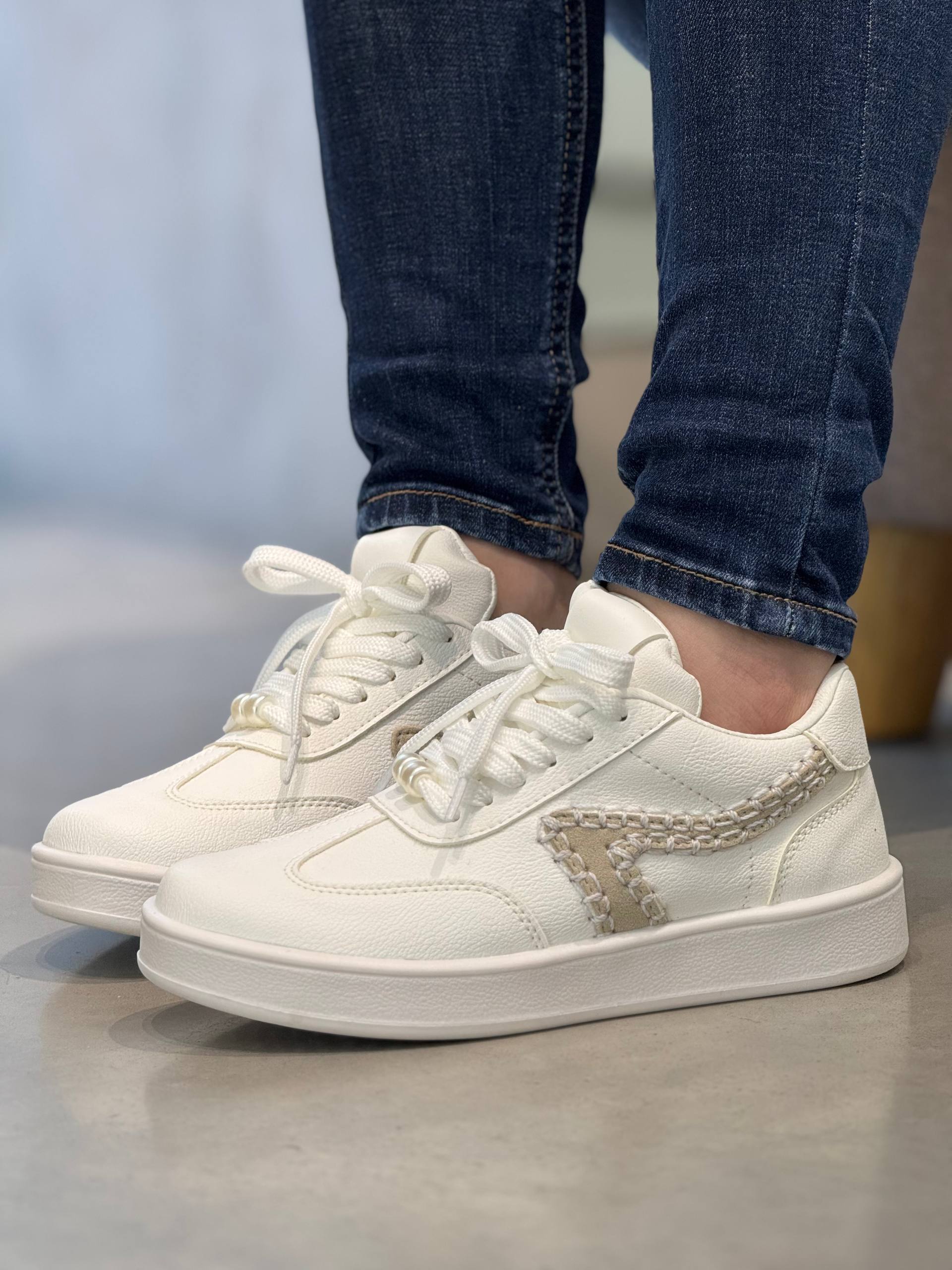 Tenis Marfil Toque Dorado - D881