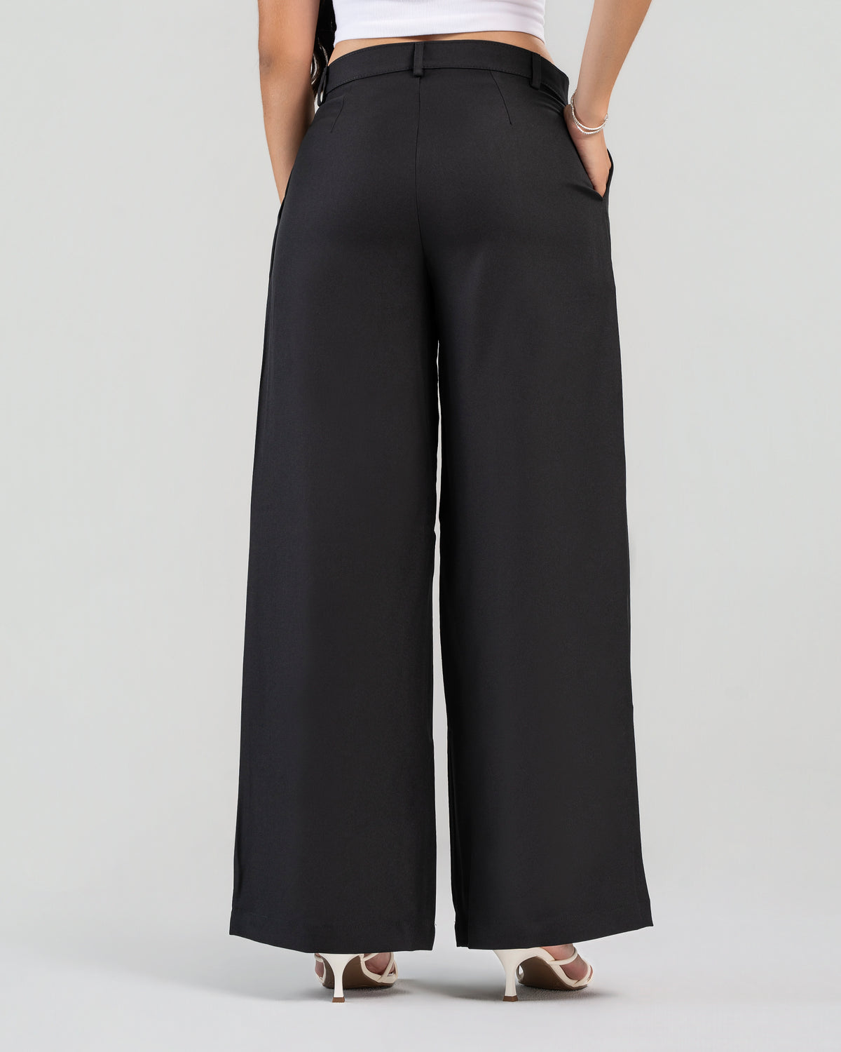 Pantalón bota ancha en tela sastre, tiro alto con prenses, tono negro | PTL01