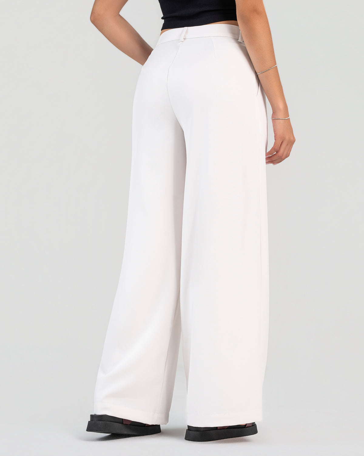Pantalón bota ancha en tela sastre, tiro alto con prenses, tono beige | PTL01