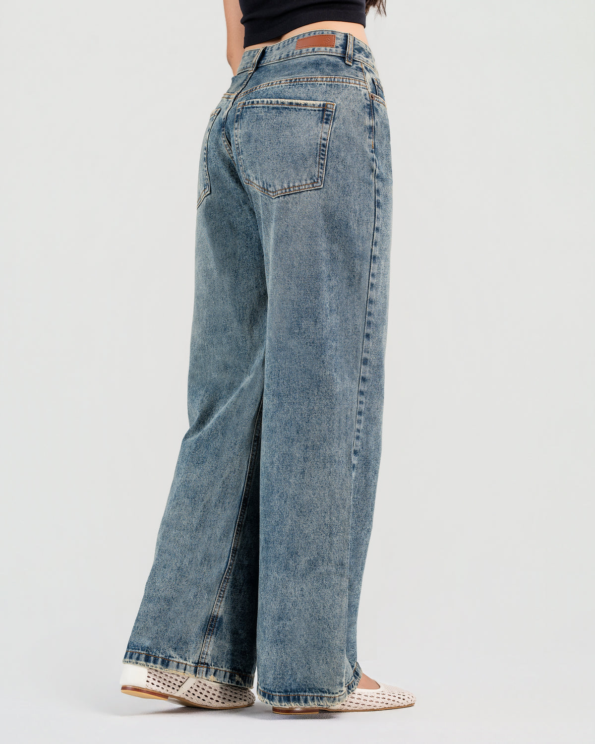 Jean bota ancha en denim efecto lavado, tiro alto, tono azul medio| JBC83