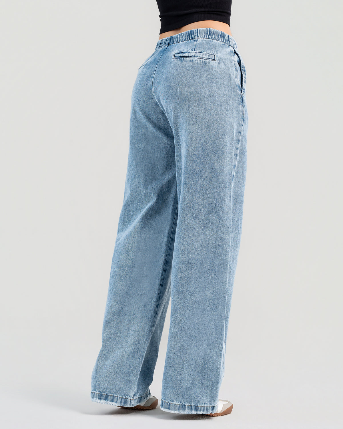 Jean bota ancha en denim con pretina encauchada y cordón, tiro alto, tono azul claro| JBC88
