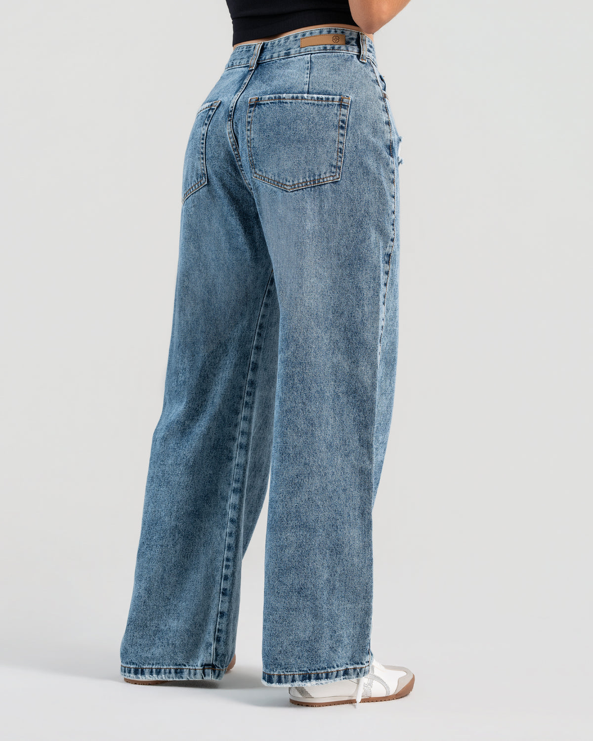 Jean bota ancha en denim con rotos, tiro alto, tono azul medio | JBC86