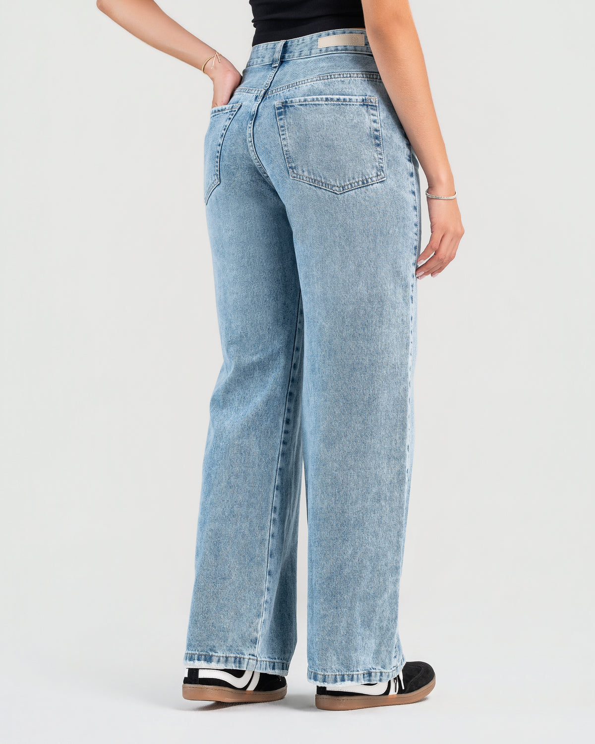 Jean bota ancha en denim, tiro alto, tono azul claro | JBC90