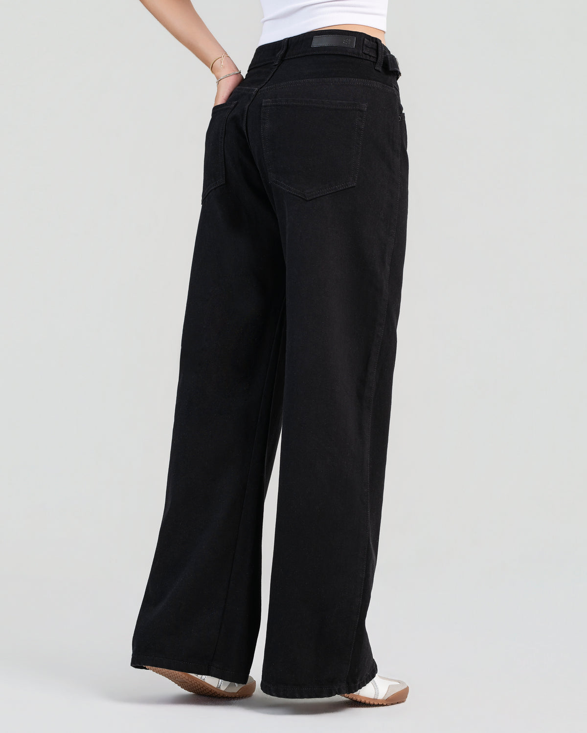 Jean bota ancha en denim con hebillas laterales, tiro alto, tono negro | JBC91