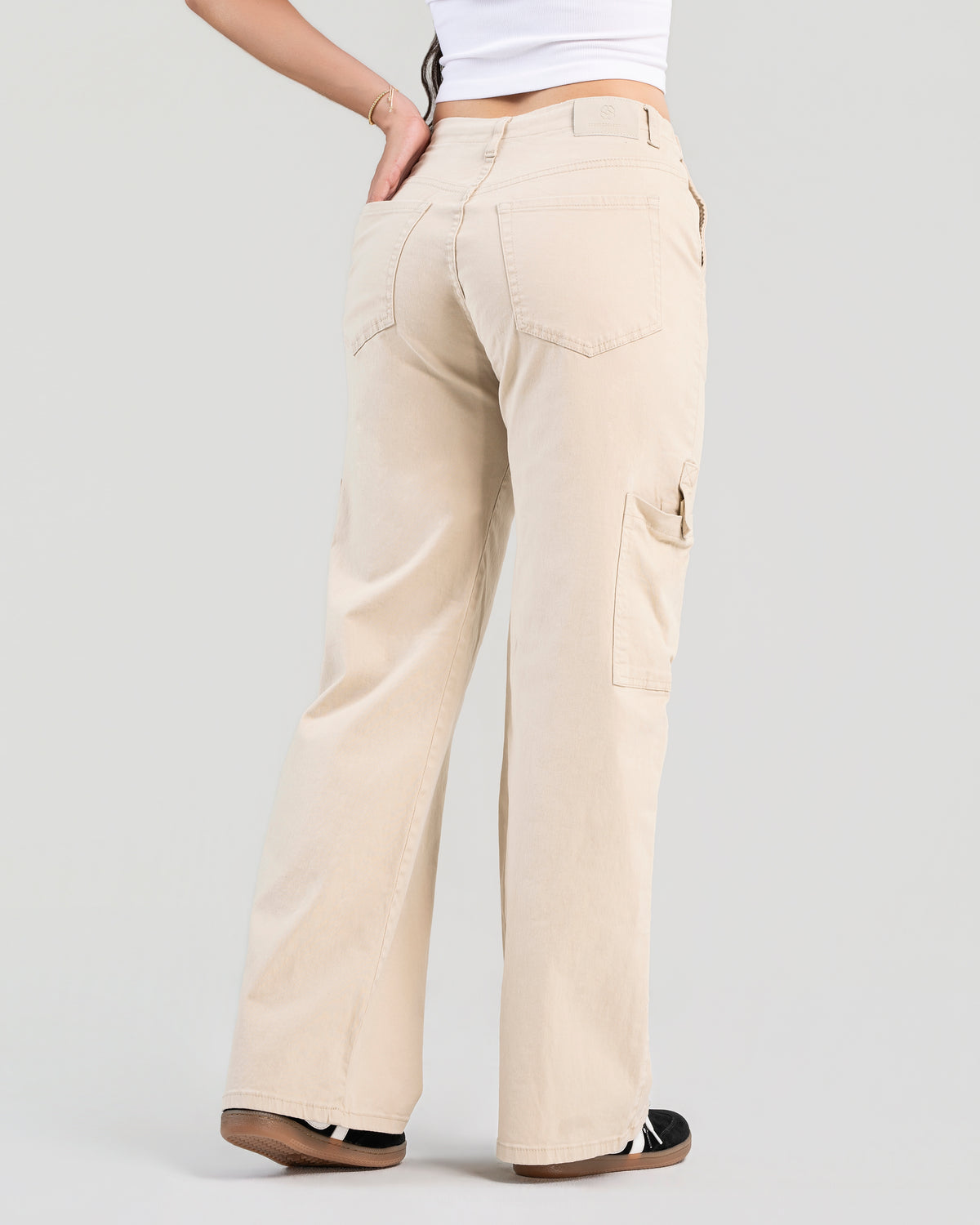Pantalón cargo en denim con cordón, tiro alto, tono kaki | JBC57