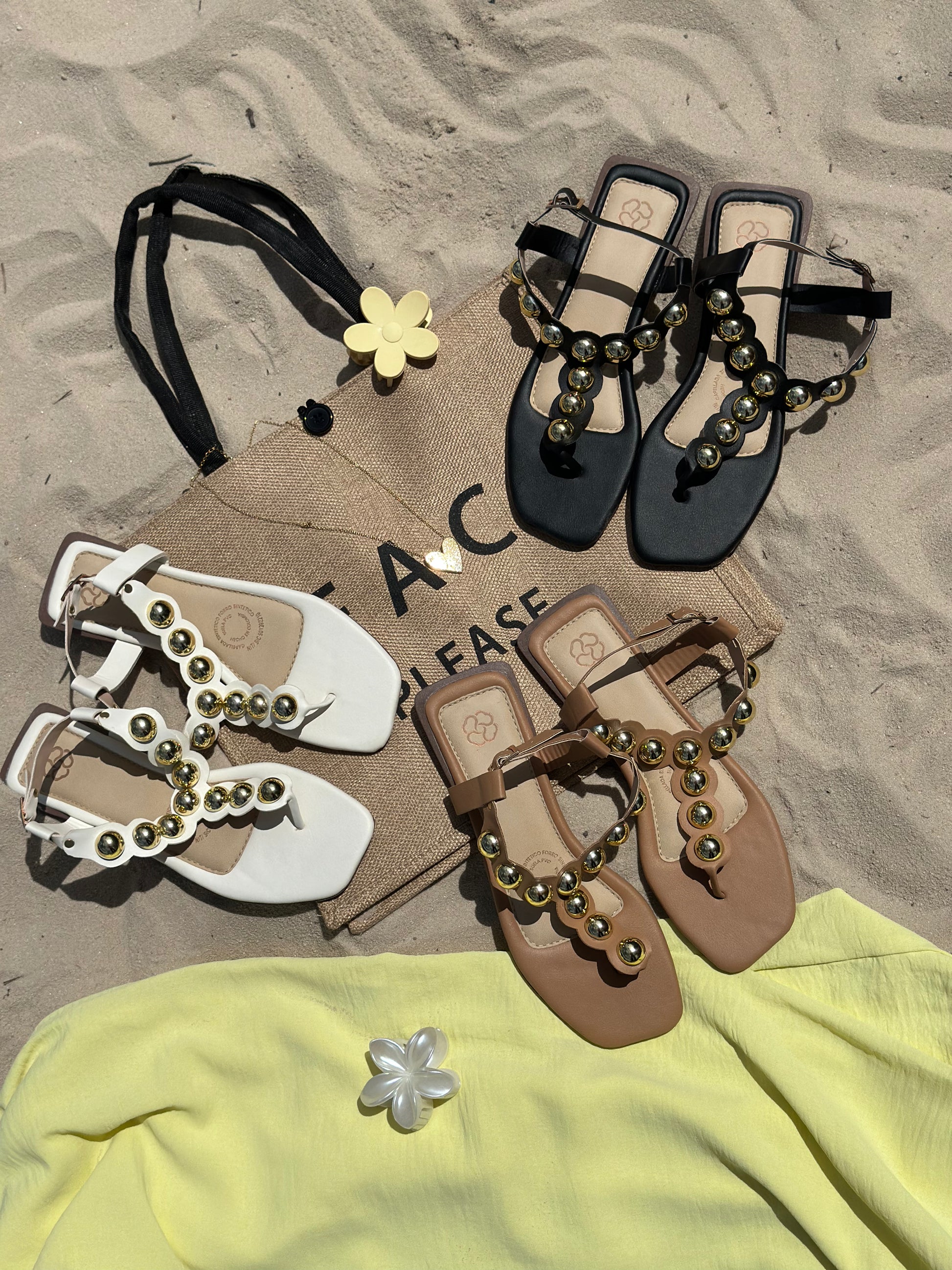 Sandalias planas de moda P1506 con aplique dorado para mujer | Maraldo