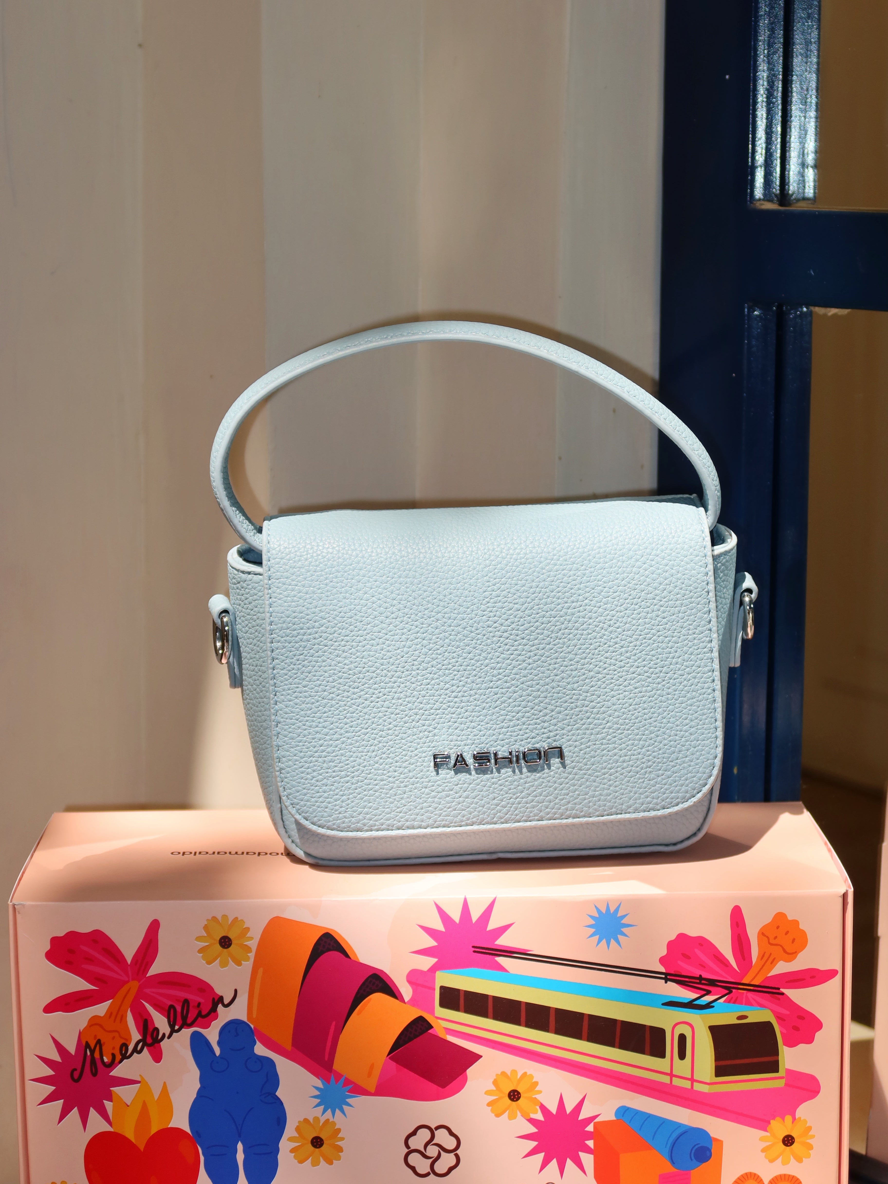 COMBO: Bolso azul + Tacón transparente