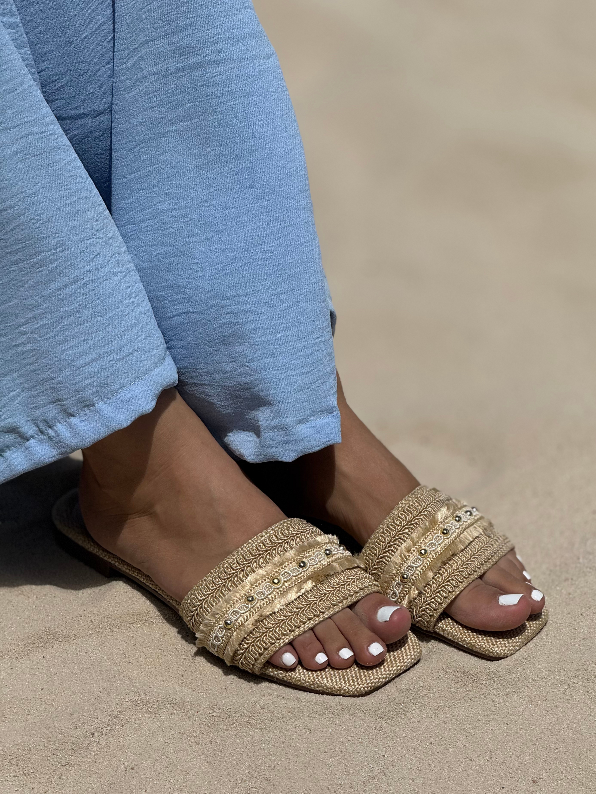 Sandalias planas con detalle artesanal P1491 para mujer | Maraldo