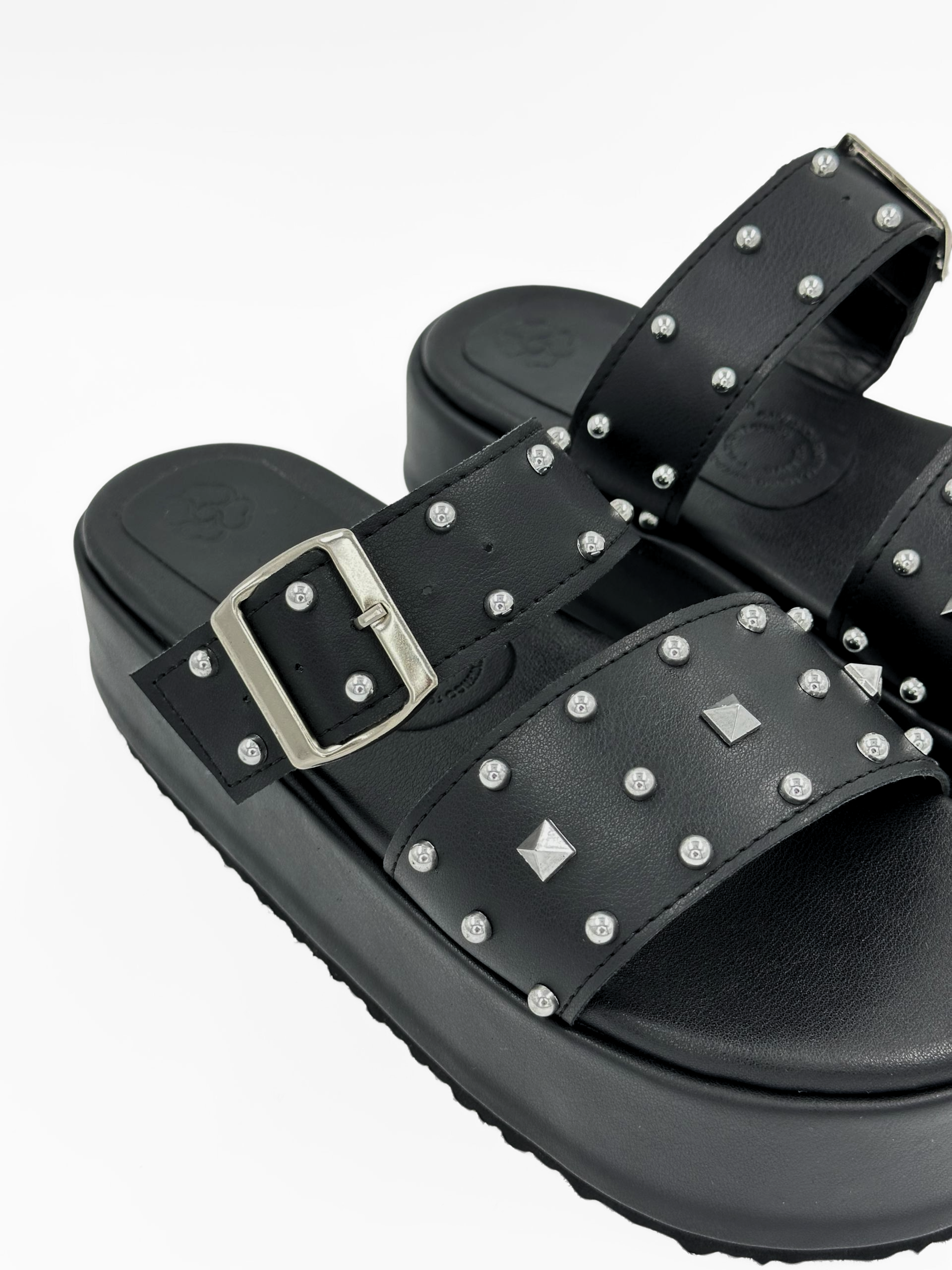 Sandalias modernas de plataforma con hebilla y taches MB109 para mujer | Maraldo