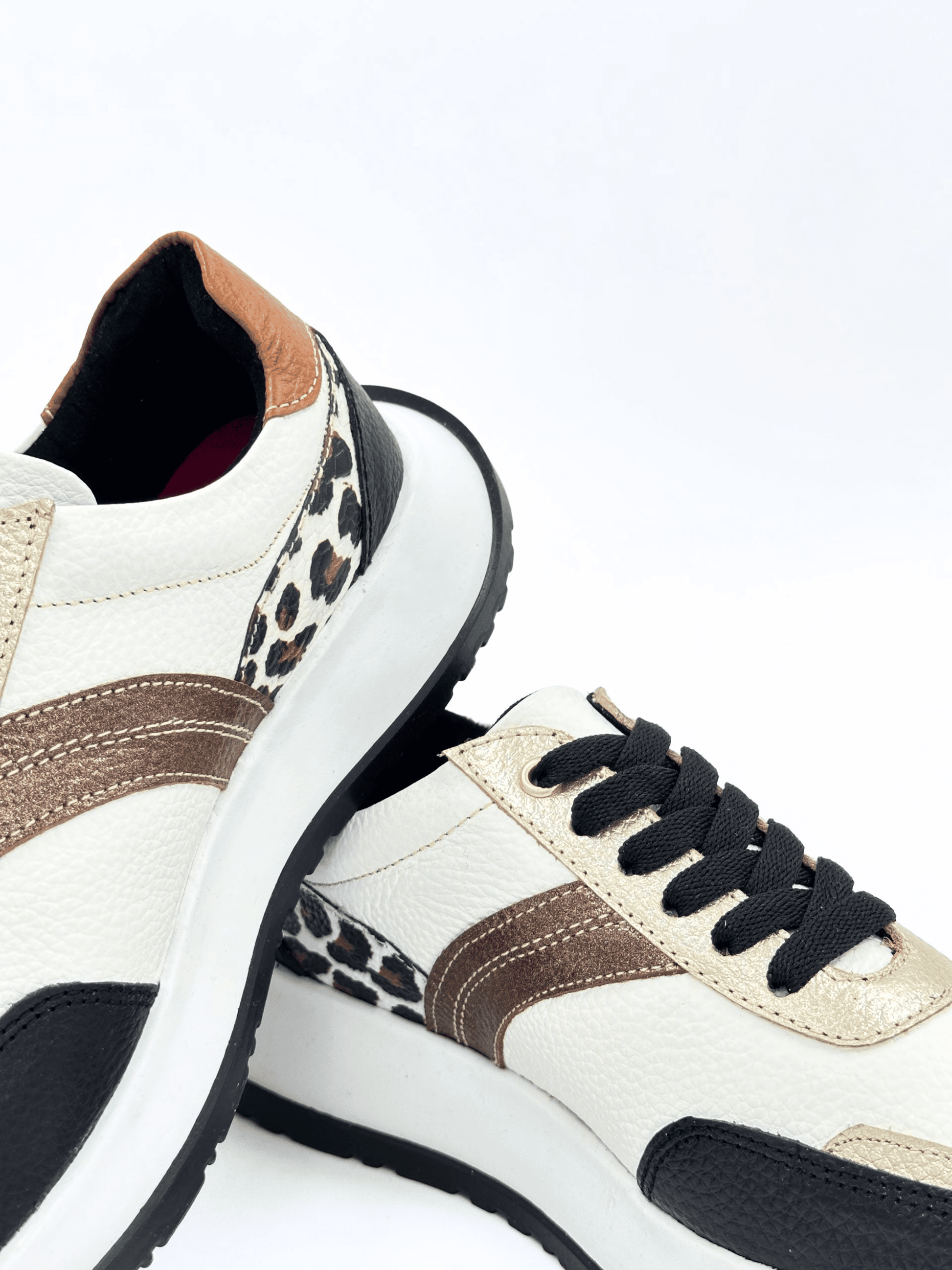 Tenis en cuero con detalle animal print - DS095