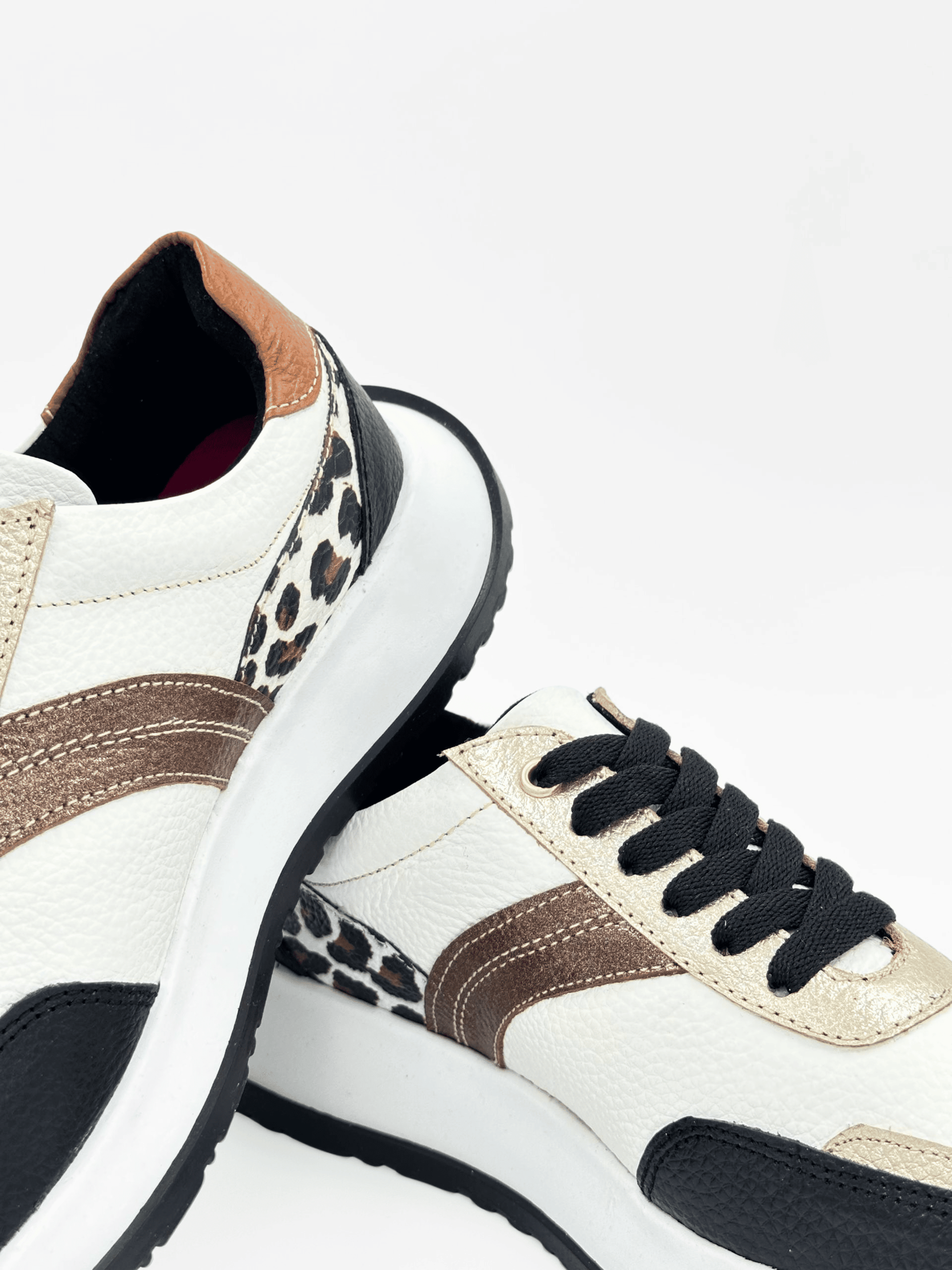 Tenis en cuero con detalle animal print DS095 para mujer | Maraldo