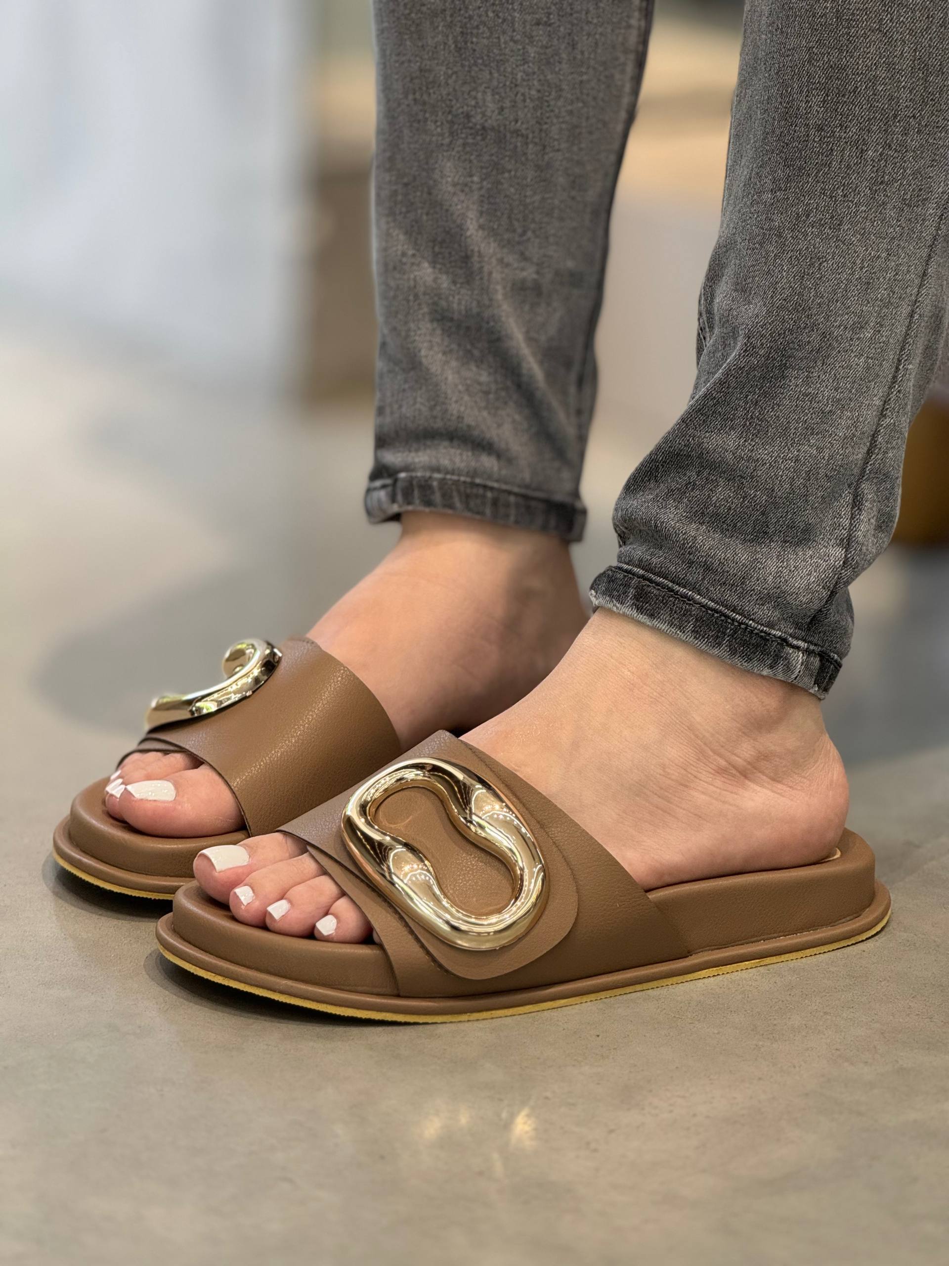 Sandalia Taupe con Aplique Dorado – SELENE MB100