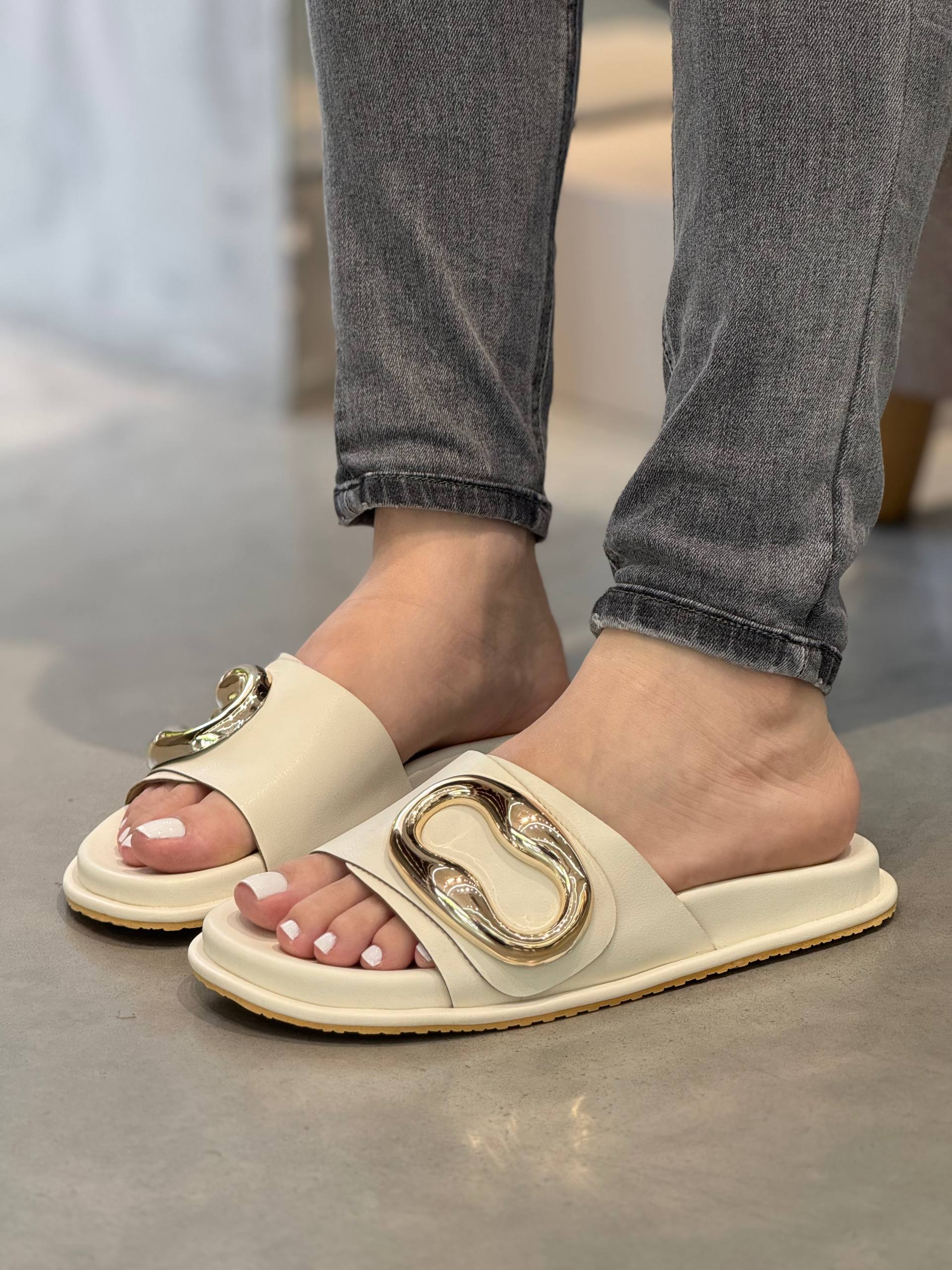 Sandalia Blanco con Aplique Dorado – SELENE MB100