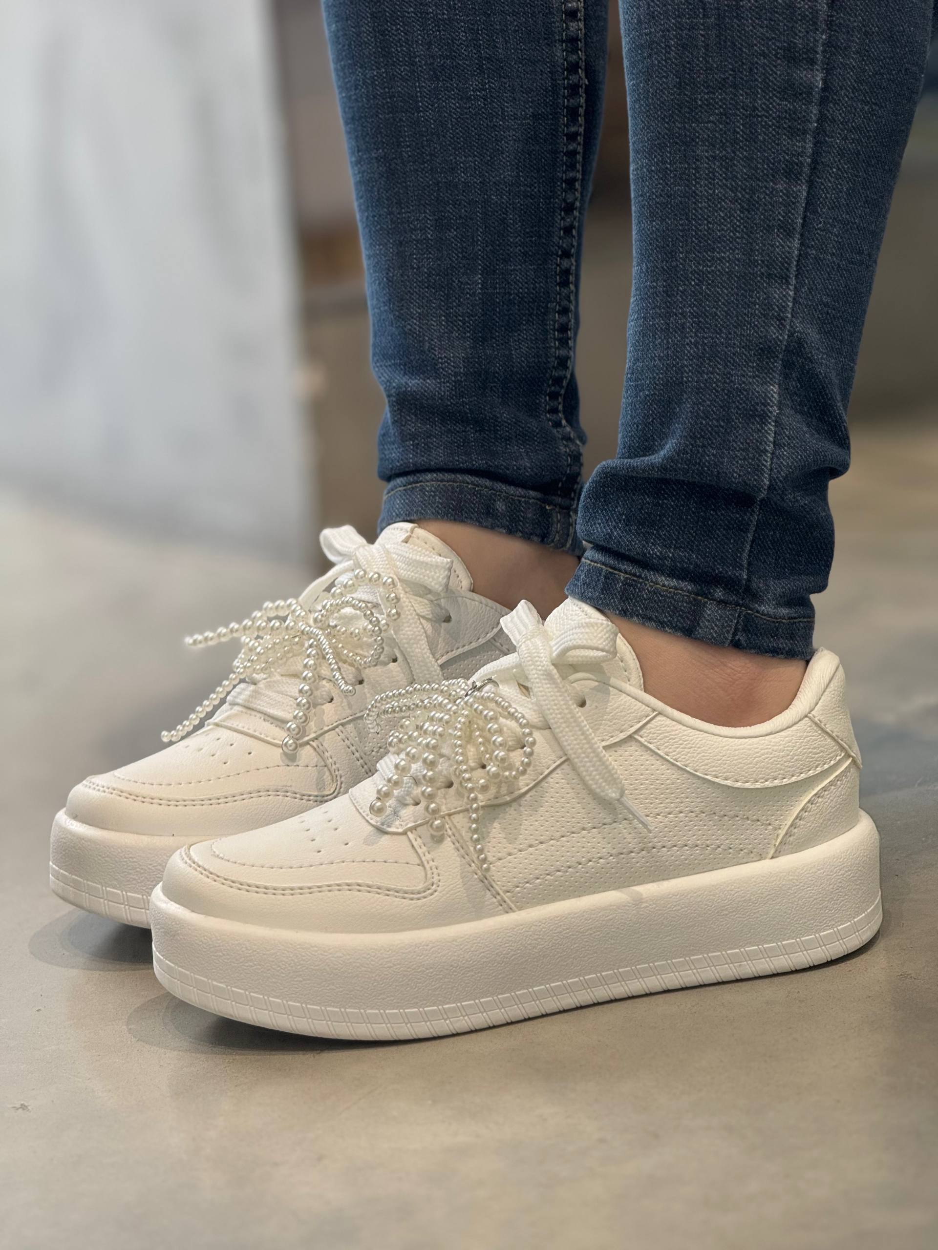 Tenis Casual Blancos con Moño de Perlas - D884