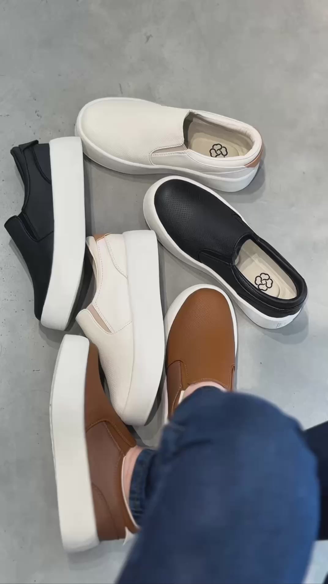 Tenis negros con plataforma blanca y diseño Slip-on - D885
