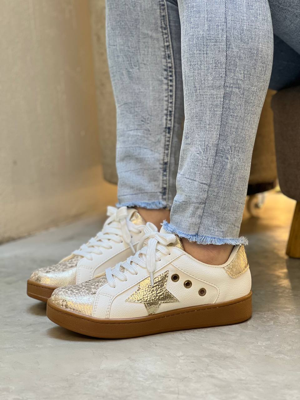 Tenis deportivoscon detalles metálicos D893 para mujer | Maraldo