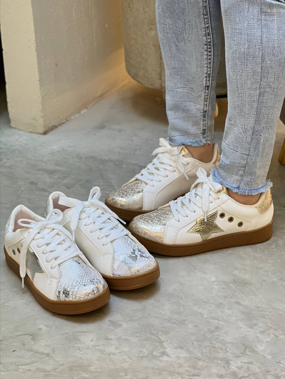 Tenis deportivoscon detalles metálicos D893 para mujer | Maraldo