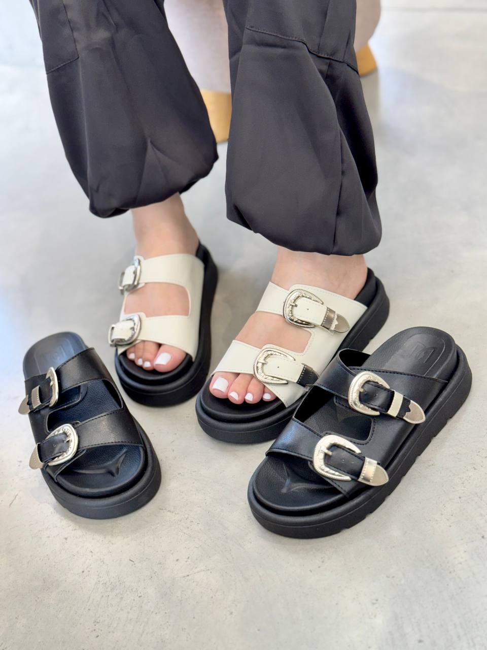 Sandalias con plataforma y hebillas metálicas – S1310