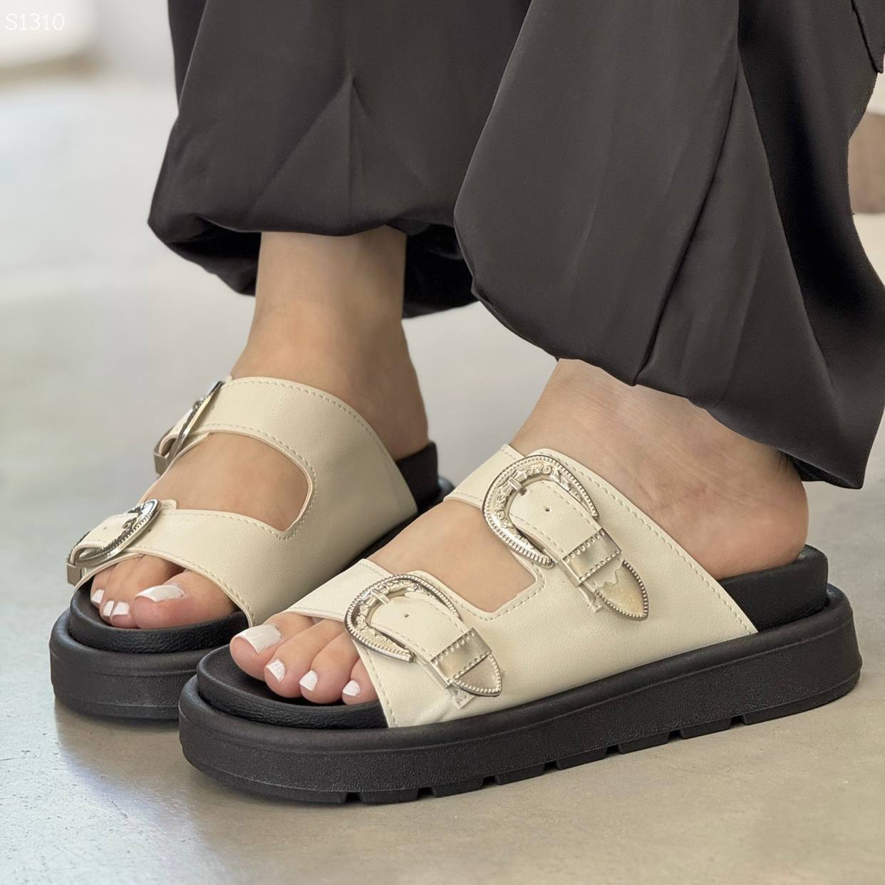 Sandalias con plataforma y hebillas metálicas – S1310
