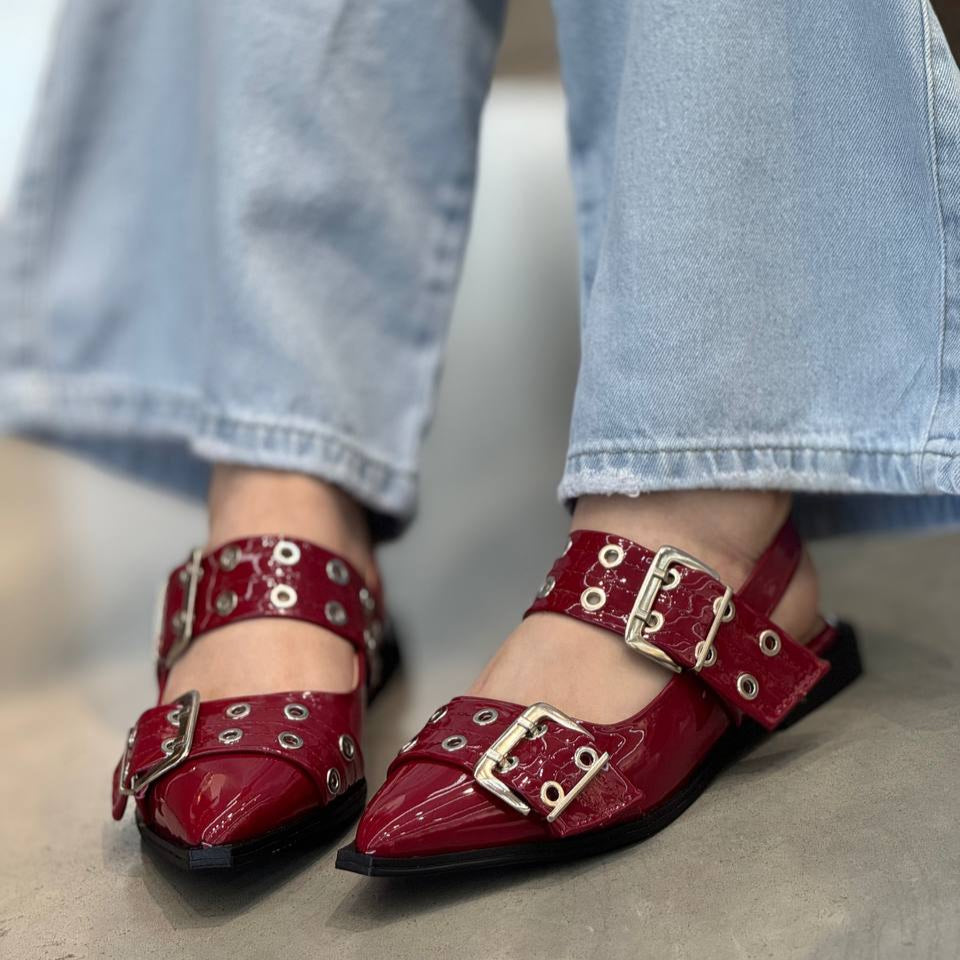 Baletas rojas con correas y hebillas – VL09 Vinotinto