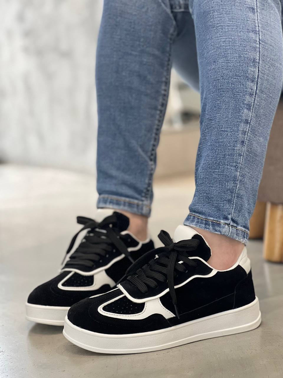 Tenis negros para mujer con suela blanca - D879