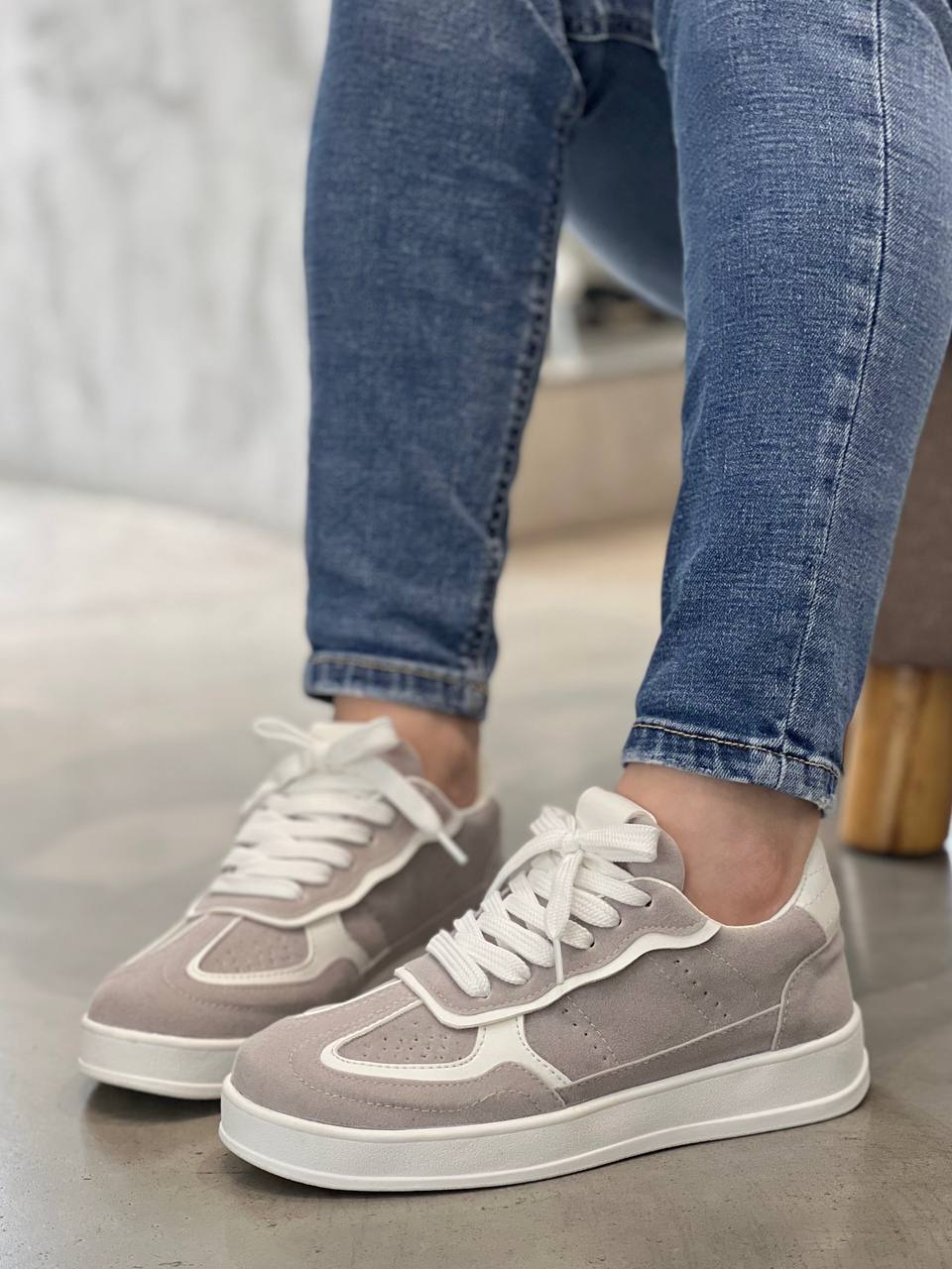 Tenis Grises casuales para mujer con suela blanca - D879