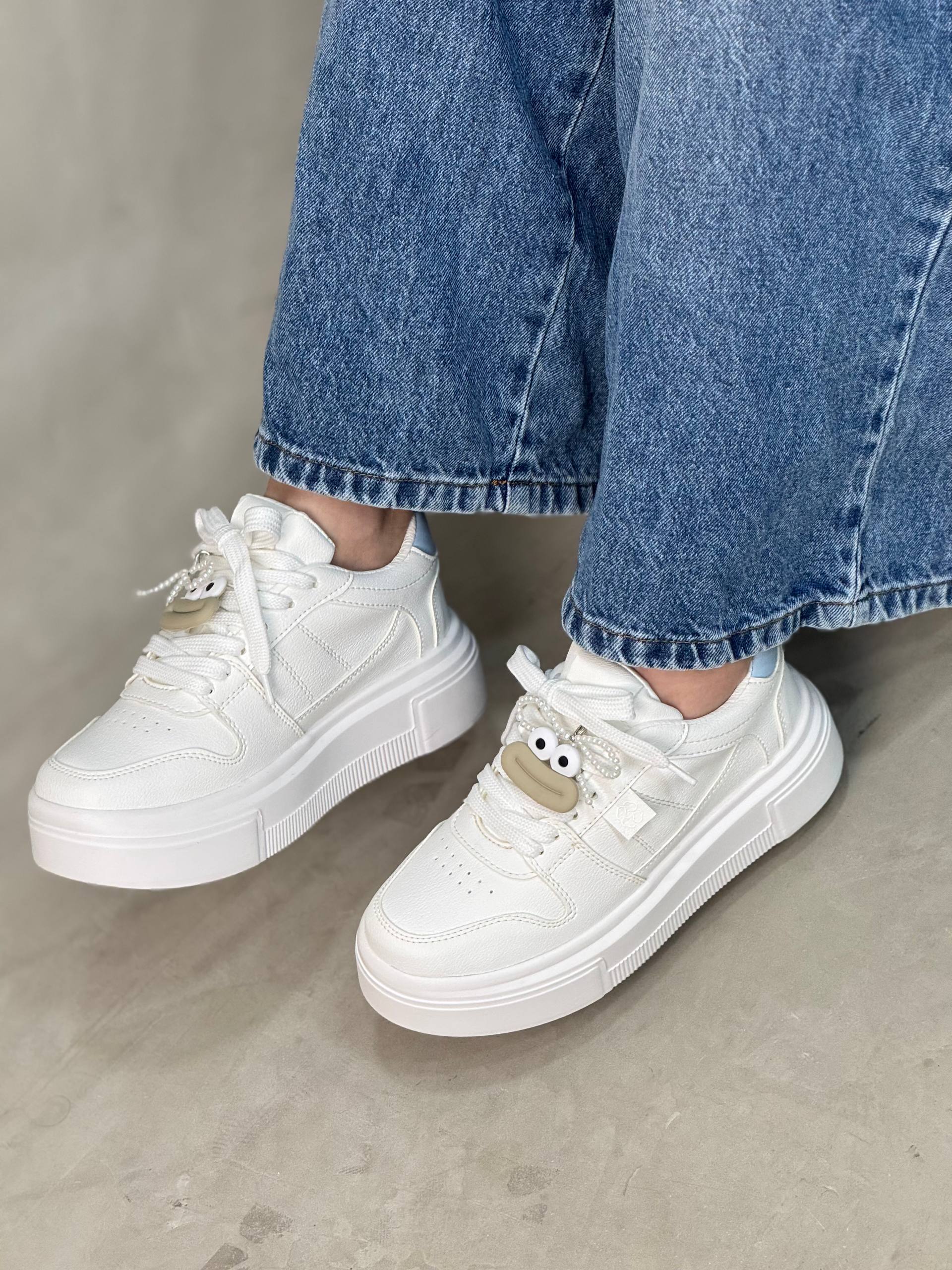 Tenis blancos para mujer con charm decorativo - D890
