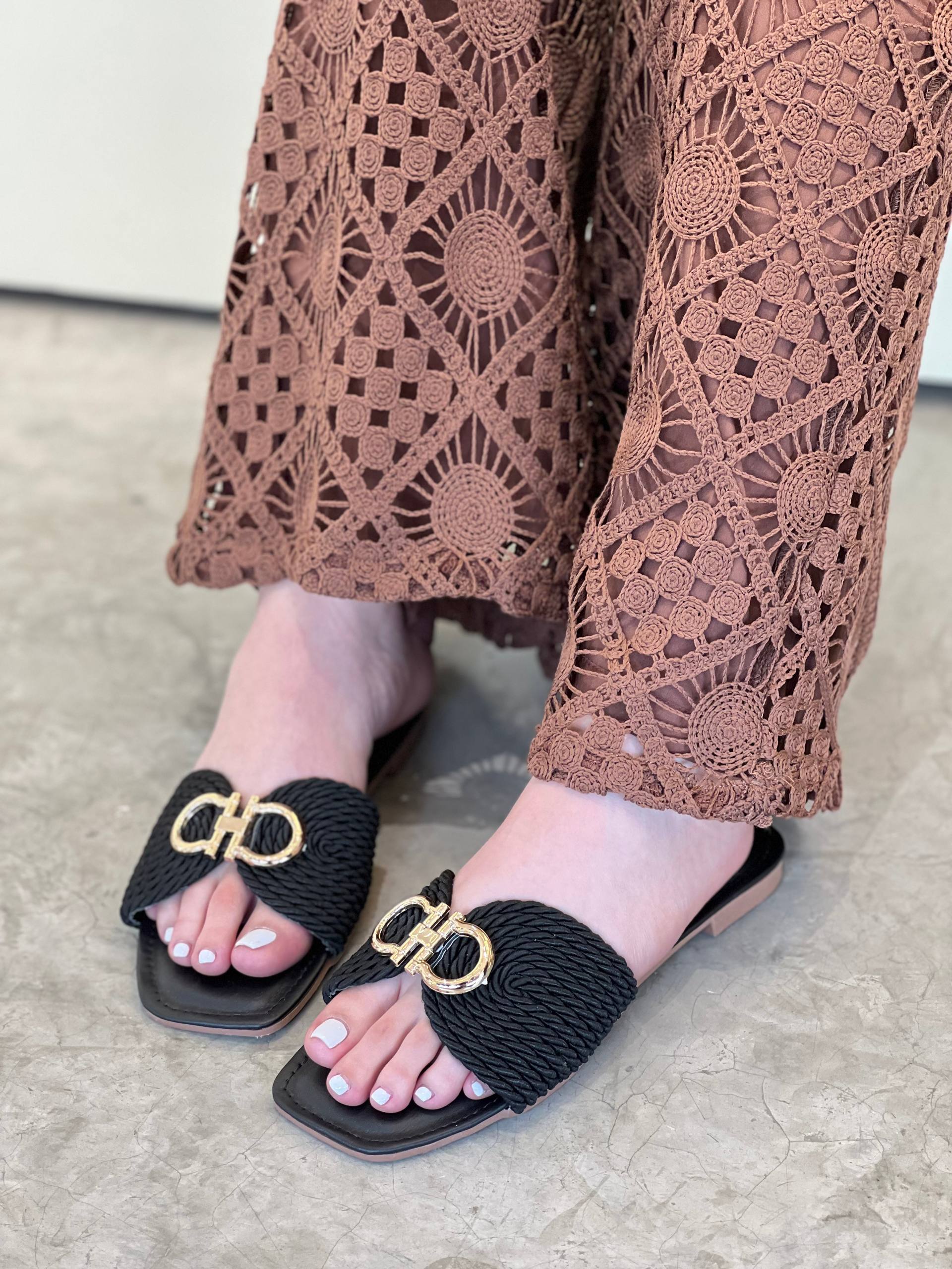 Sandalias planas de nueva colección | P1581