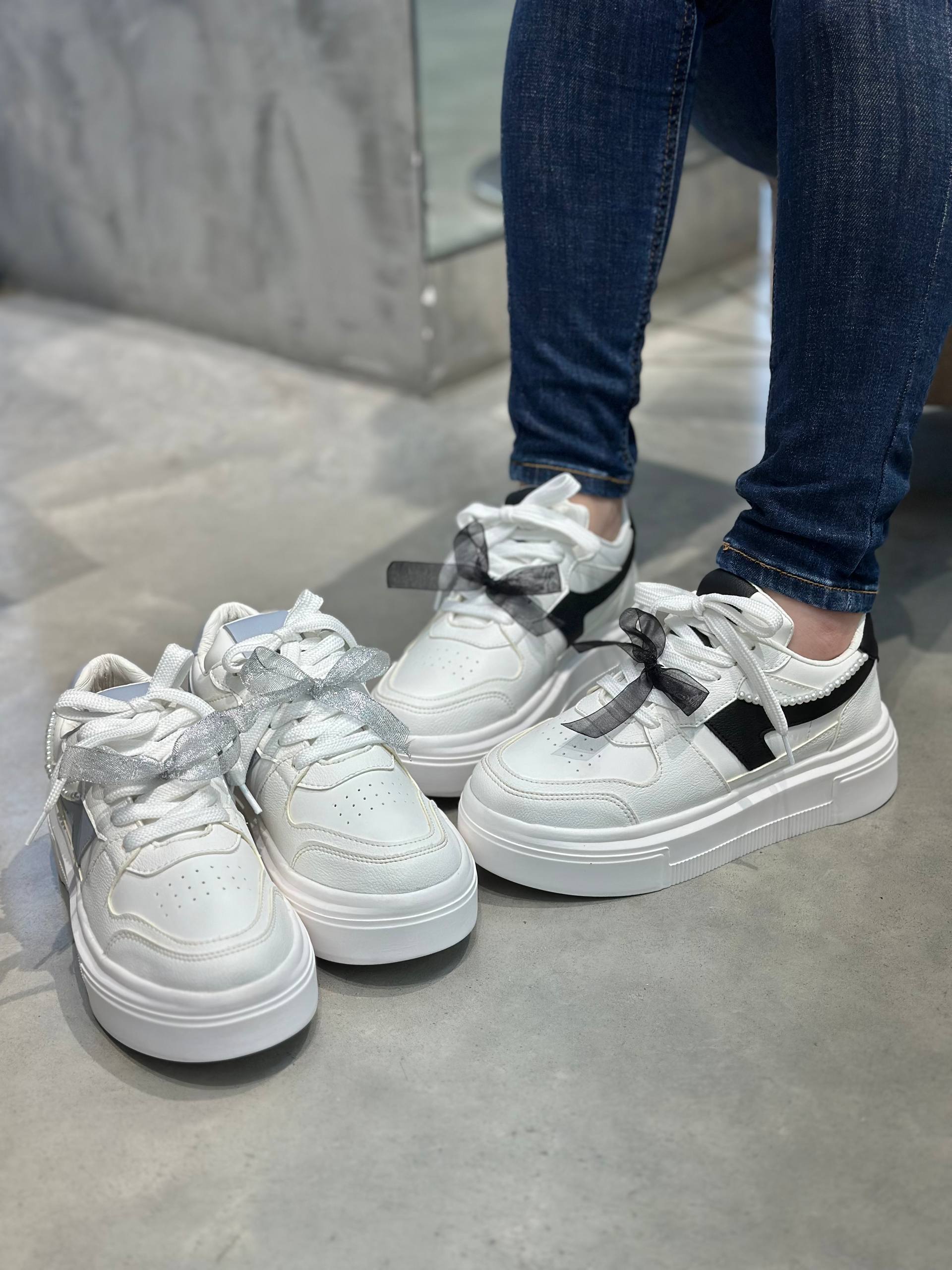 Tenis para mujer con detalle de perla D883 | Maraldo