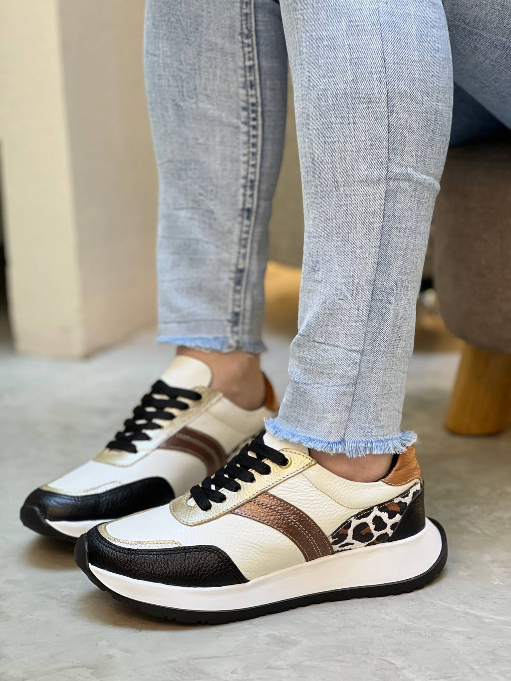 Tenis en cuero con detalle animal print DS095 para mujer | Maraldo