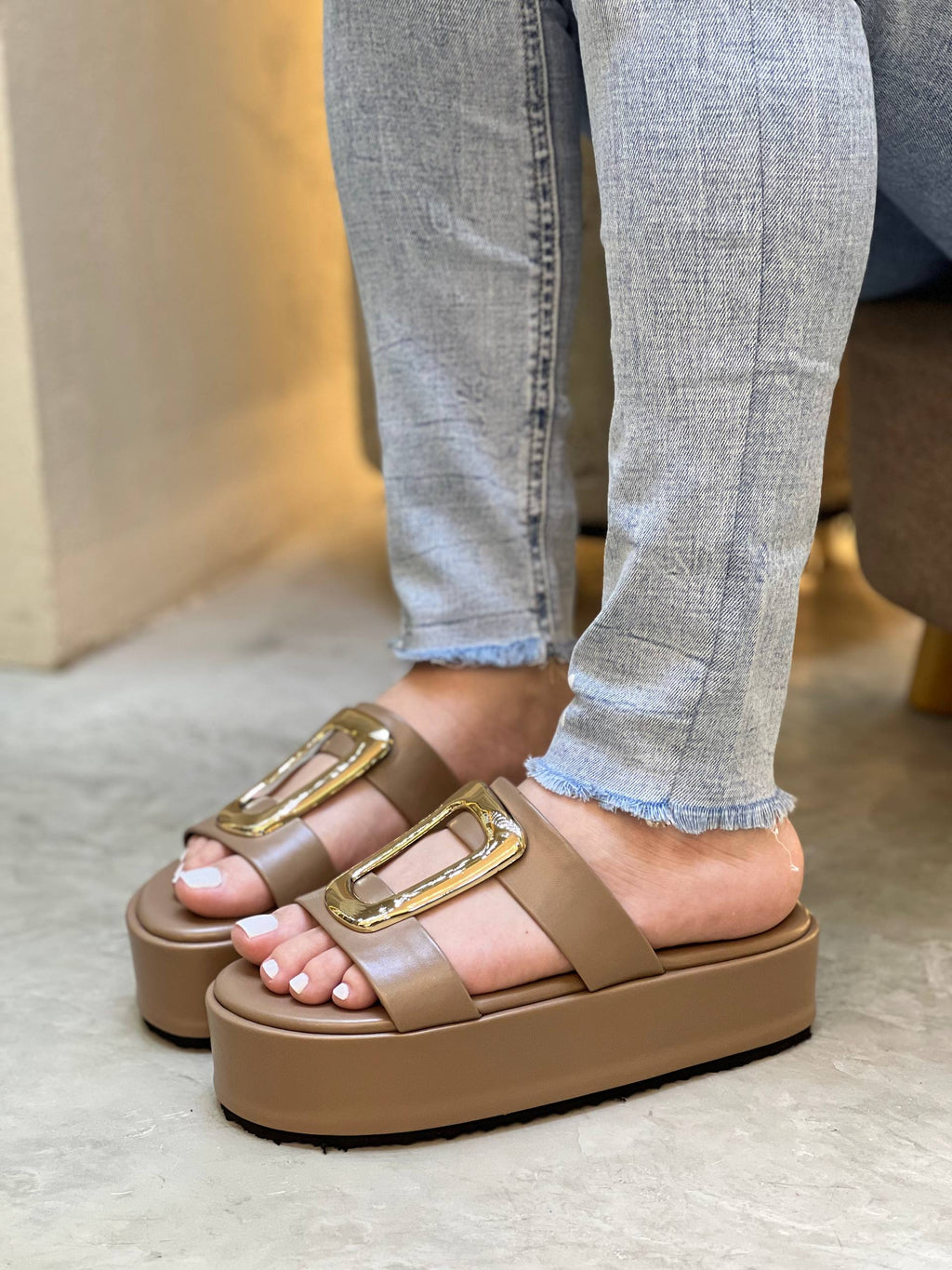 Sandalias suela alta con detalle dorado MB107 | Maraldo