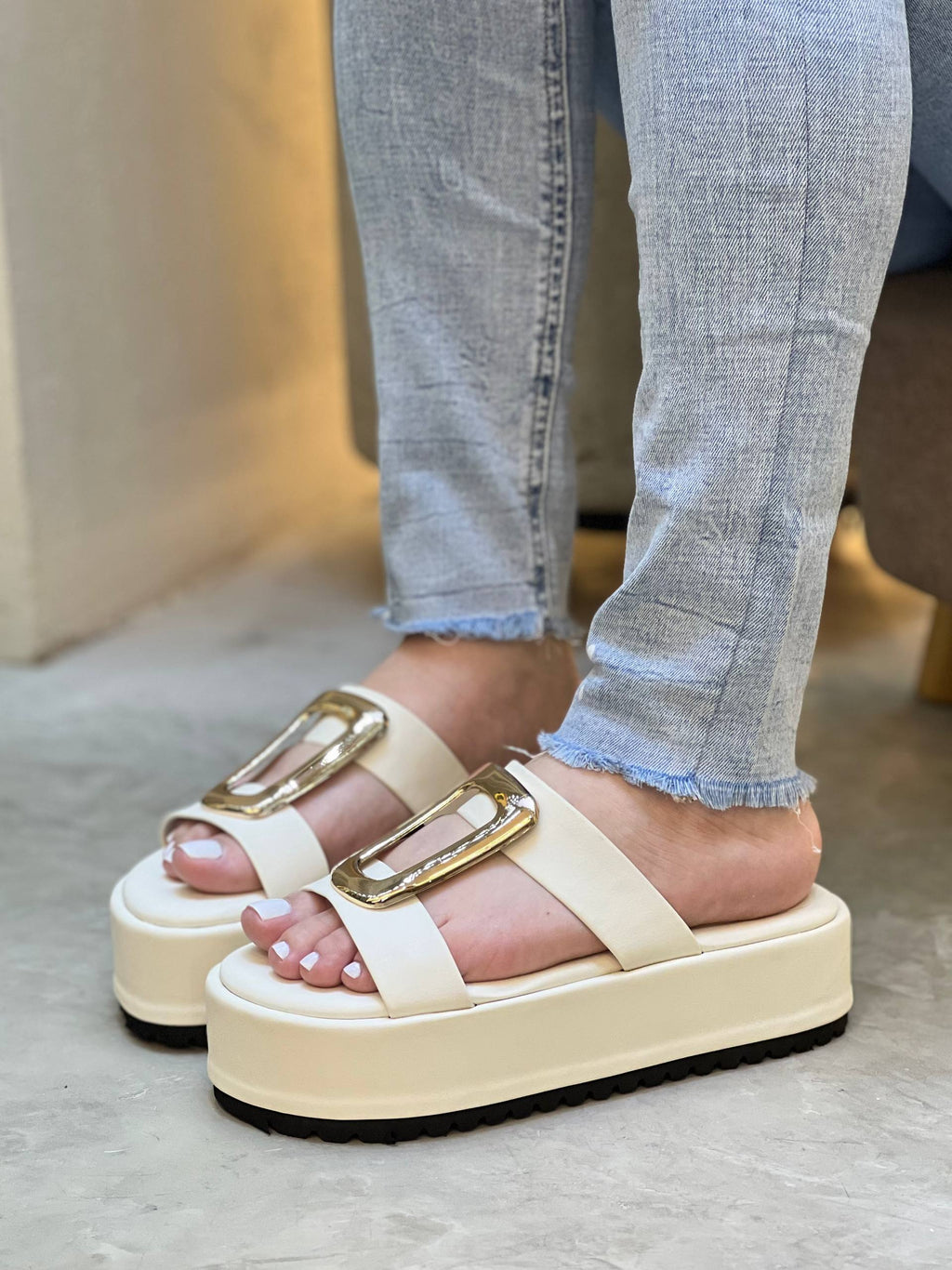 Sandalias suela alta con detalle dorado MB107 | Maraldo